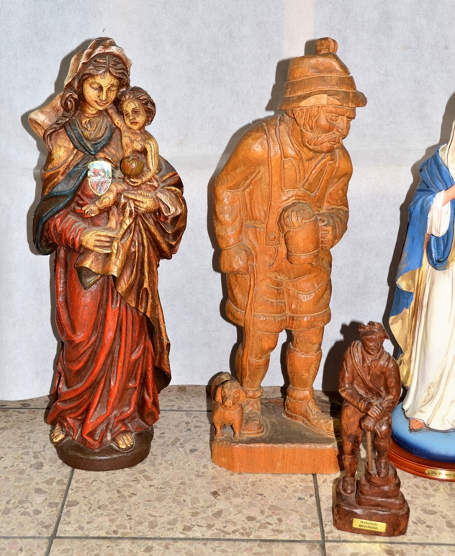 Padre Pio Madonna Jesus Kunststoff Holz Figuren Konvolut 5-teilig, 4 x Kunststoff, 2 x Holz - Image 3 of 3