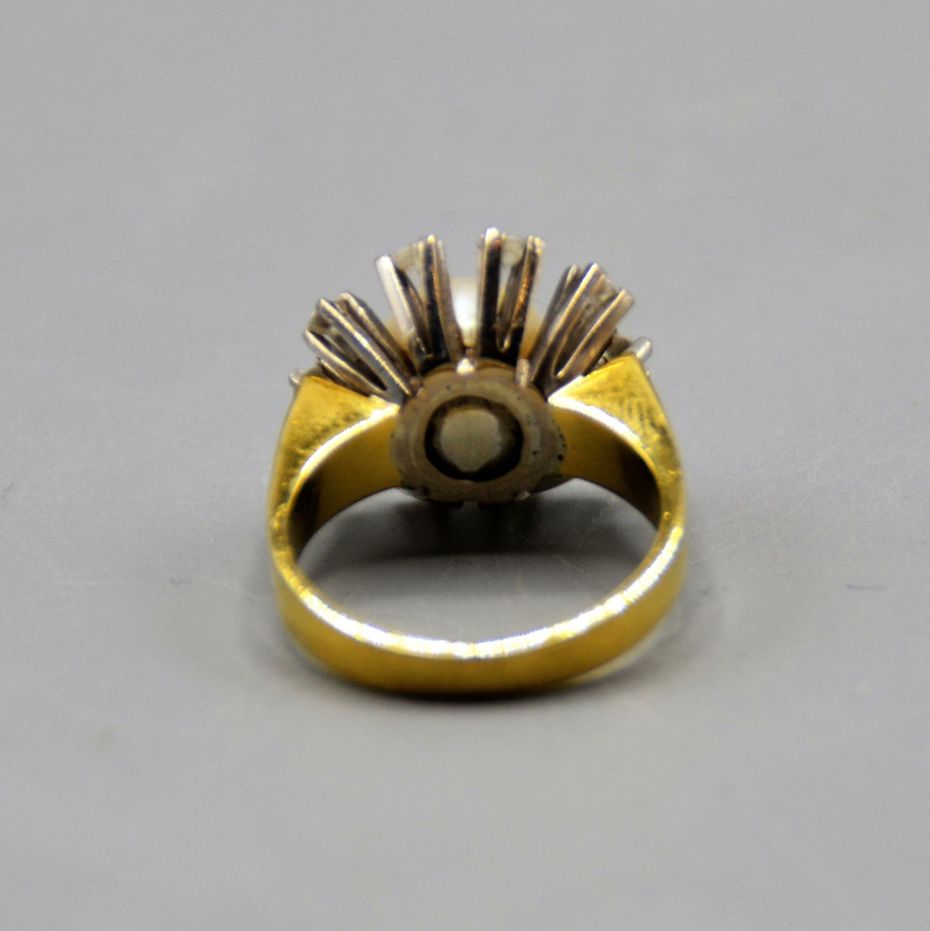 Goldring mit Perle u. 10 kleinen Brillanten 750 Gold, Perle Ø ca. 8,7 mm, 10 Brillanten zus. ca. 0, - Image 4 of 4