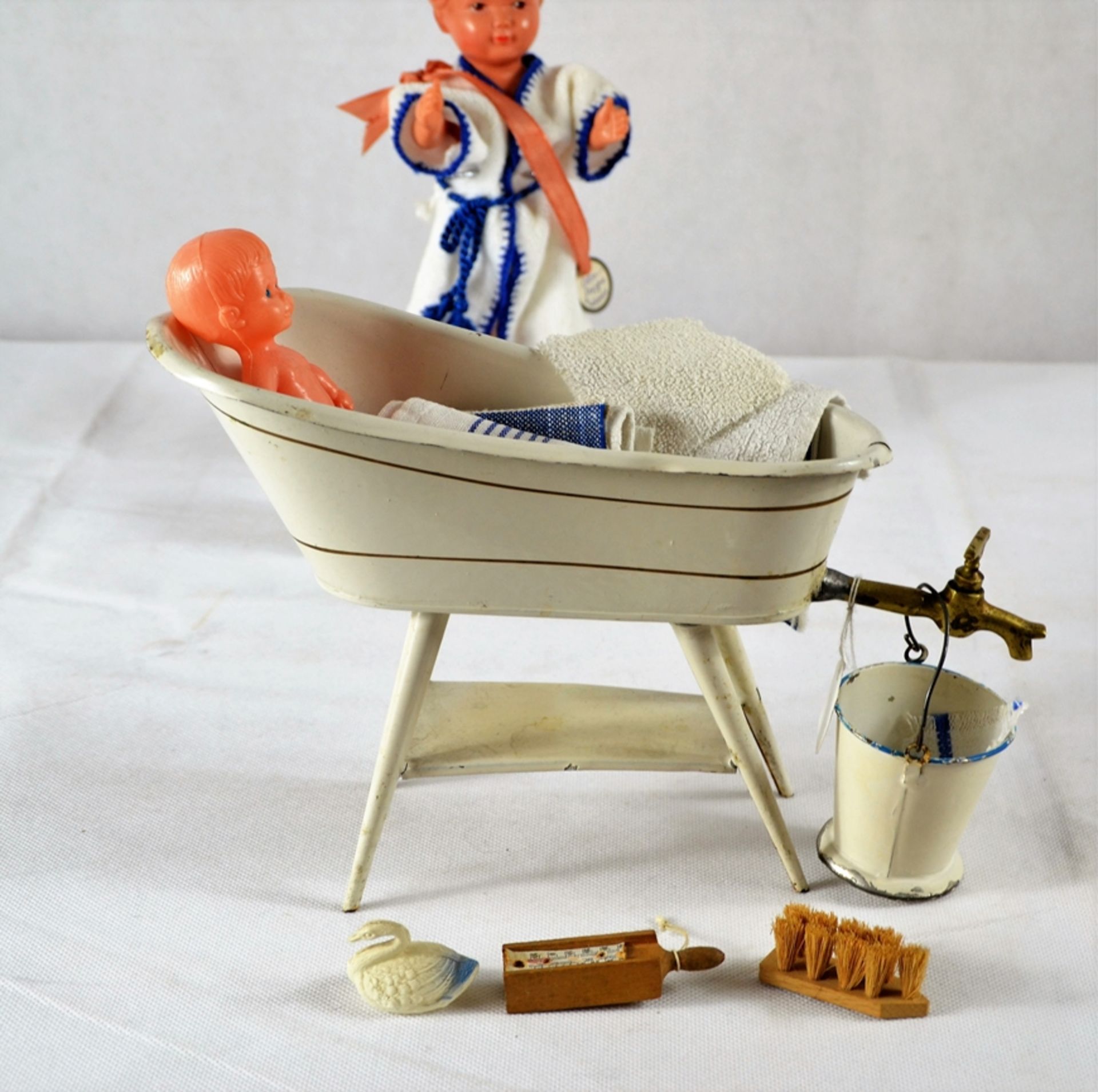 Puppenstube Badezimmer Badewanne etc. Konvolut, darunter Celba Puppe 22 1/2, tolle Blech Badewanne - Image 4 of 5