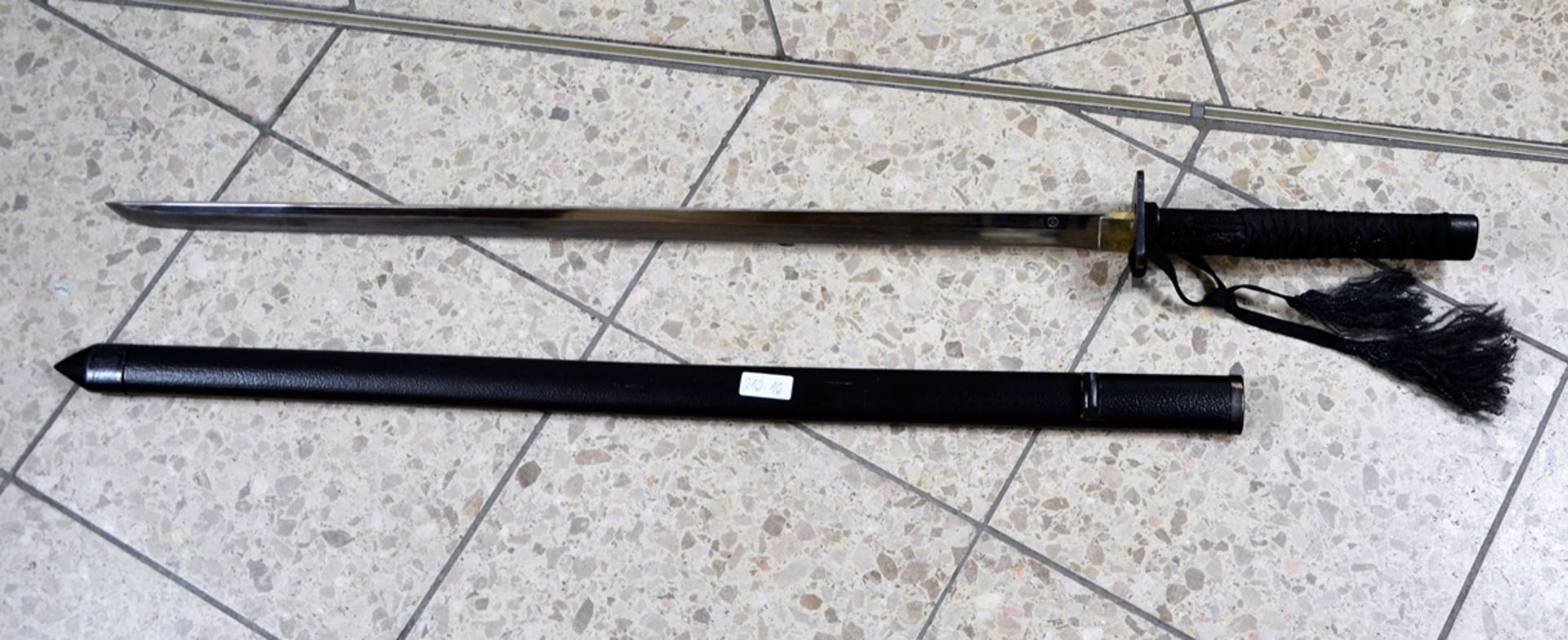 Deko Katana Samuraischwert, nachträglich geschärft (Schleifspuren), Klinge ca. 74 cm, Gesamtlänge c - Image 2 of 3