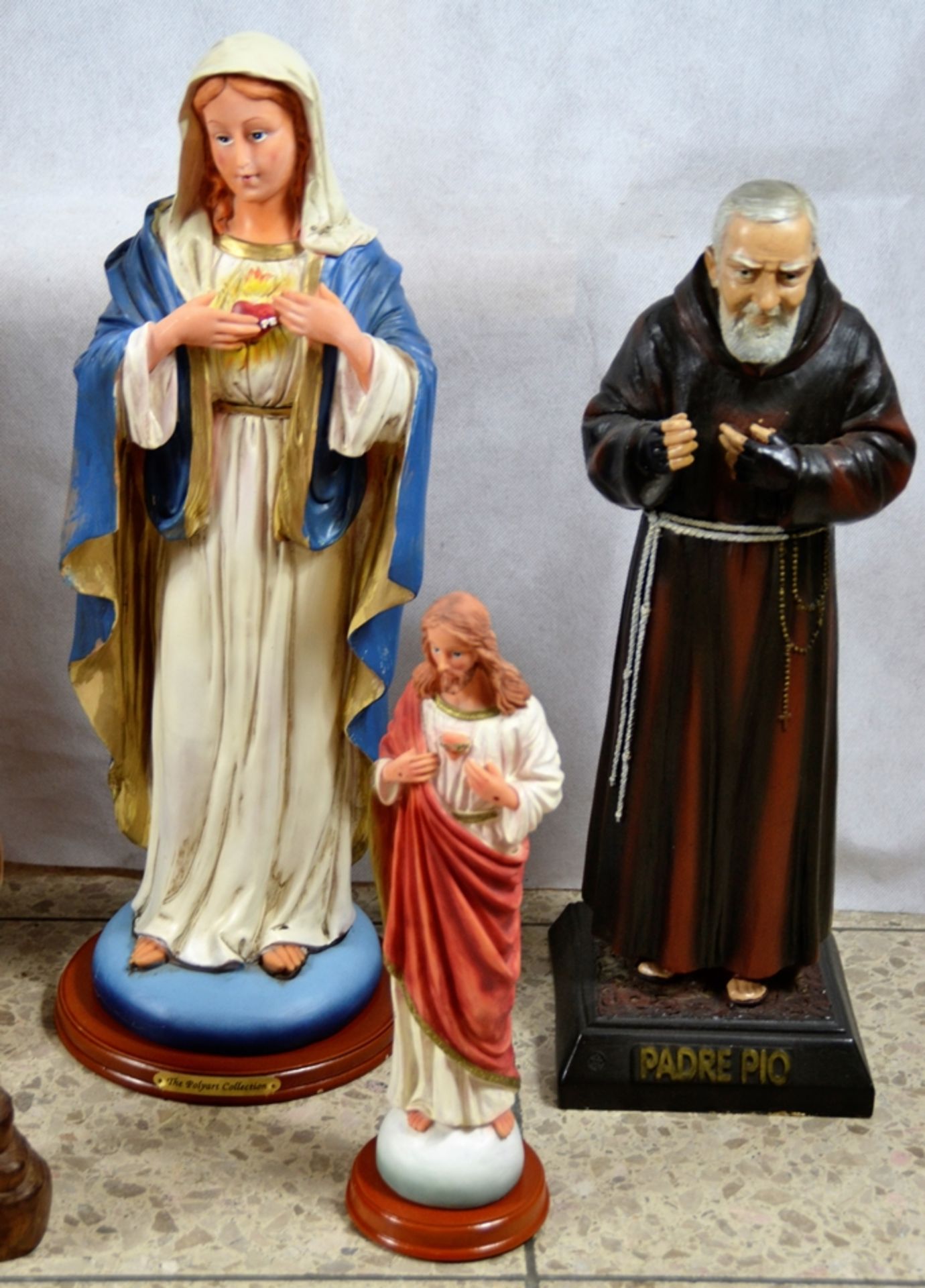 Padre Pio Madonna Jesus Kunststoff Holz Figuren Konvolut 5-teilig, 4 x Kunststoff, 2 x Holz - Image 2 of 3