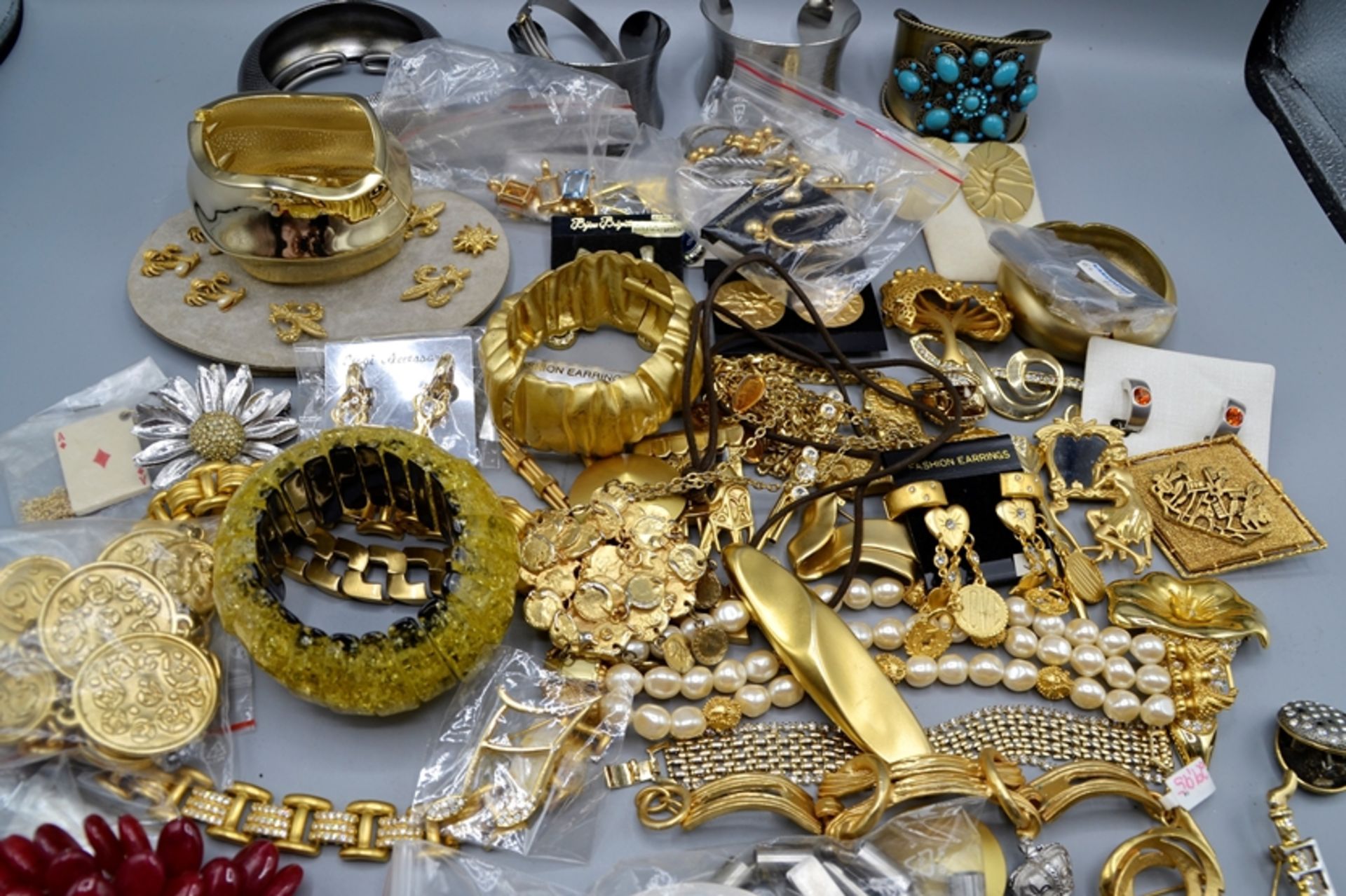 Edelstahl Schmuck Modeschmuck goldfarben hochwertig etc. Konvolut ca. 2,7 kg, viele unbenutzte St., - Image 4 of 4