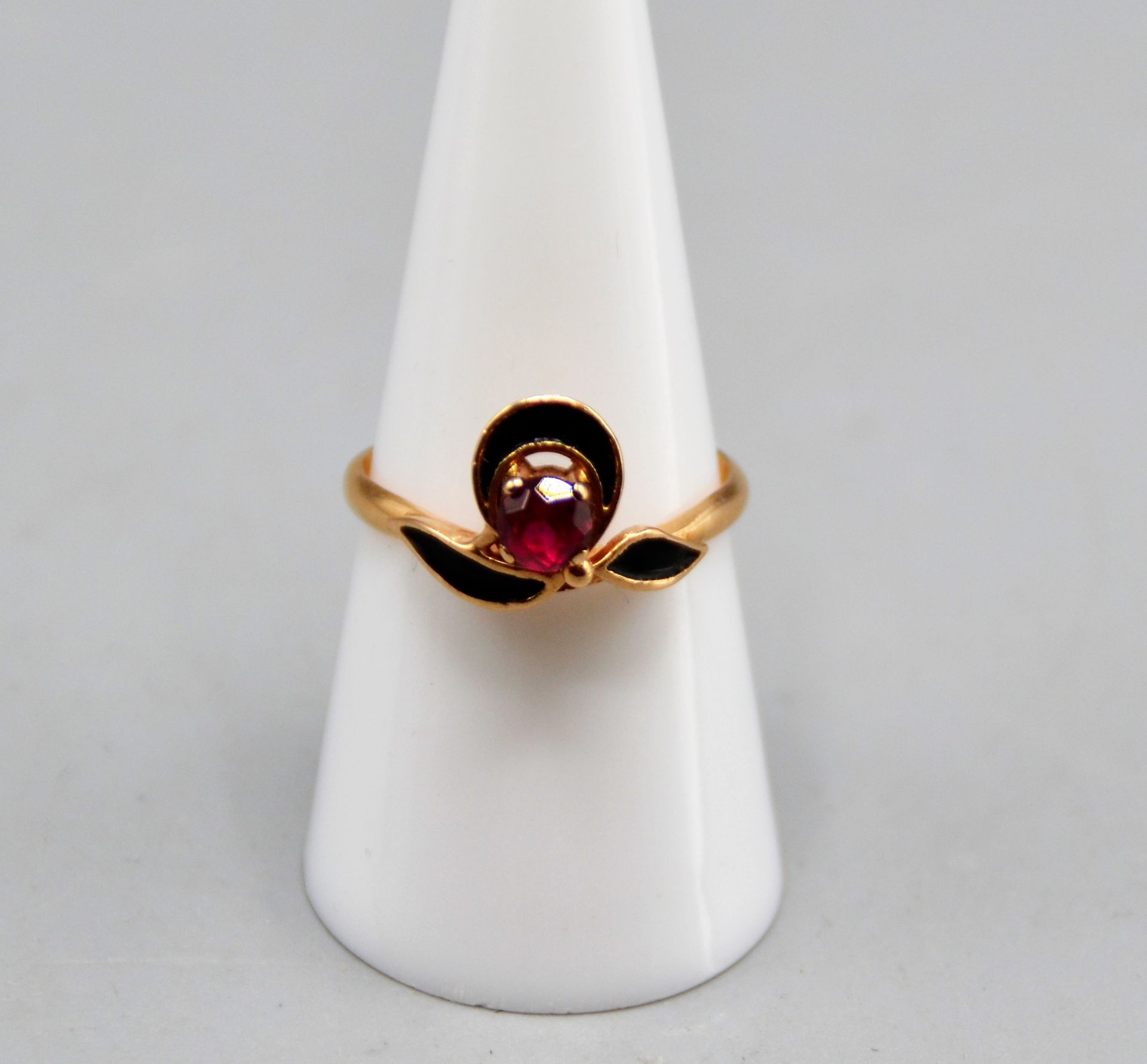 Goldring Rubin schwarzes Emaille 583 Gold, Ø Rubin ca. 4,3 mm, Ring Ø 18 mm, 2,9 g