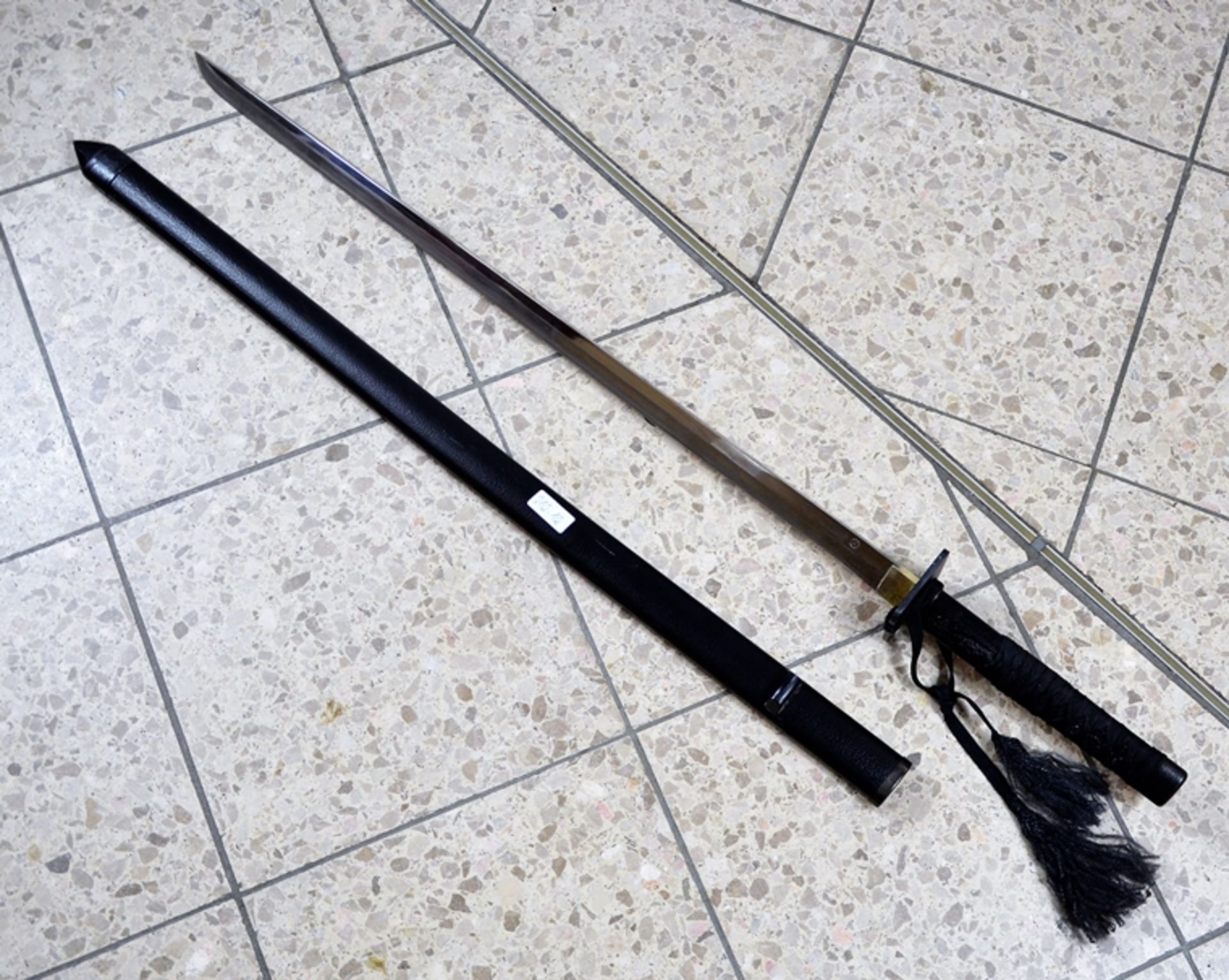 Deko Katana Samuraischwert, nachträglich geschärft (Schleifspuren), Klinge ca. 74 cm, Gesamtlänge c