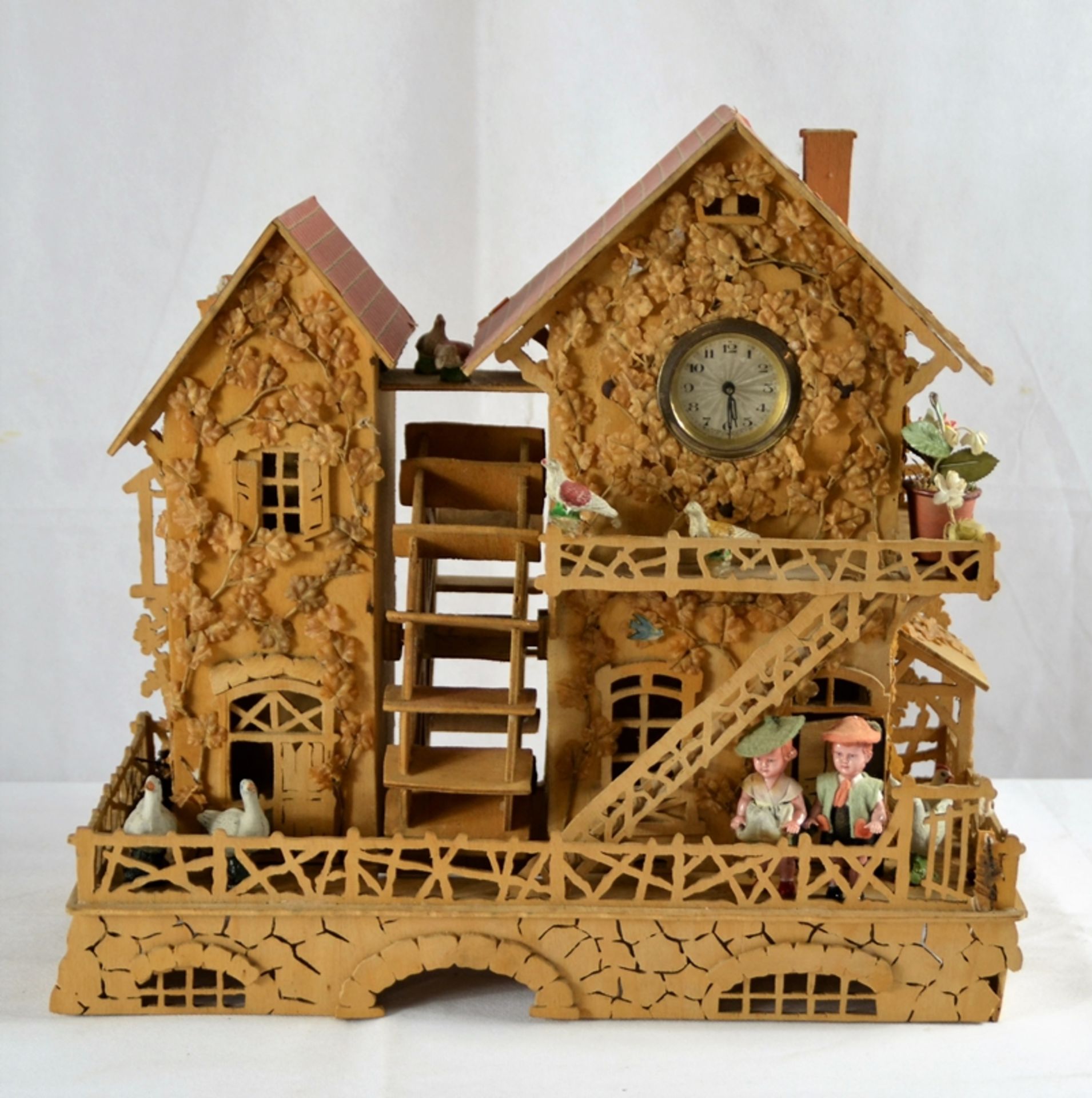 Windmühle Uhr Puppenstube Holz 1. H. 20 Jh., aufwendige Laubsägearbeit, mit Celluloid u. Massefigur