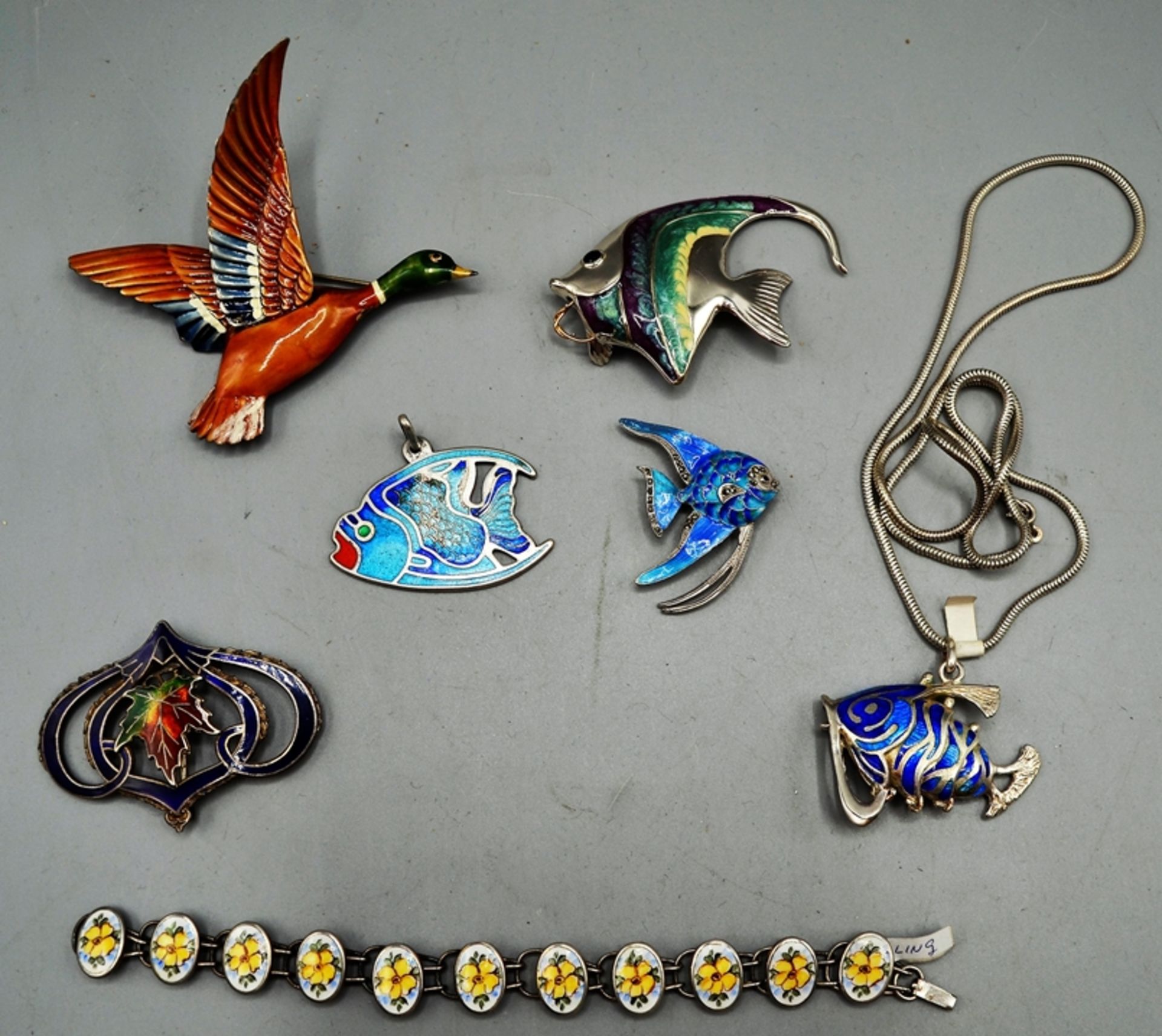 Emaille Silberschmuck Fische Ente etc. Konvolut 7 St., darunter sehr schöne massive Sterling Enten