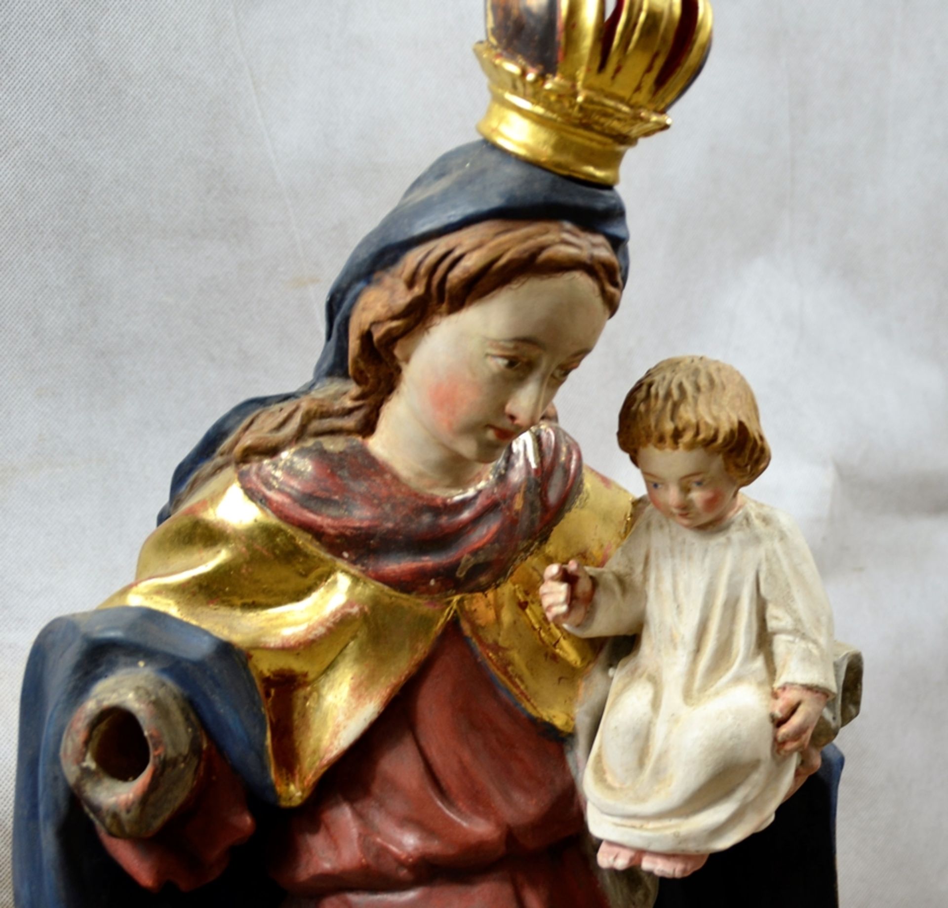 Madonna mit Kind Muttergottes Schnitzfigur ca. 63 cm um 1900, re. Arm fehlt, Mantel mit echter Verg - Bild 3 aus 4