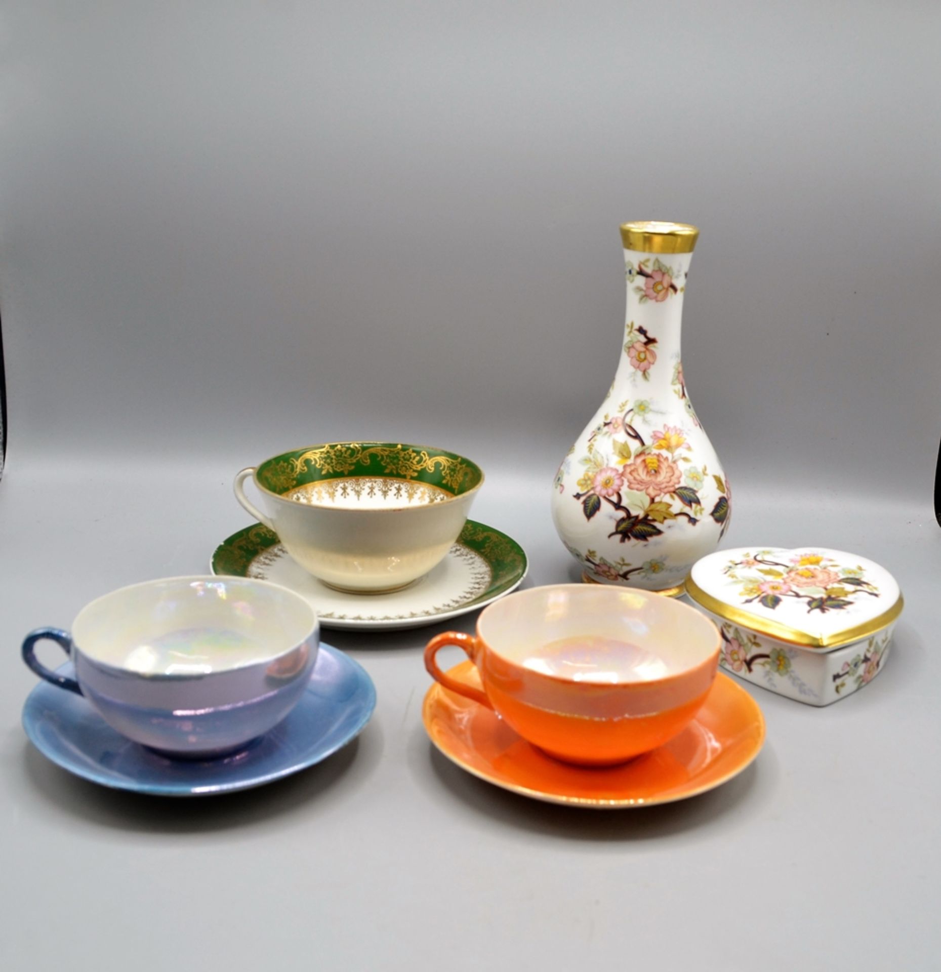Porzellan Sammeltassen Dose Vase Konvolut 5-teilig, darunter Royal, 2 Sammeltassen aus Japan (1 Unt - Bild 2 aus 2