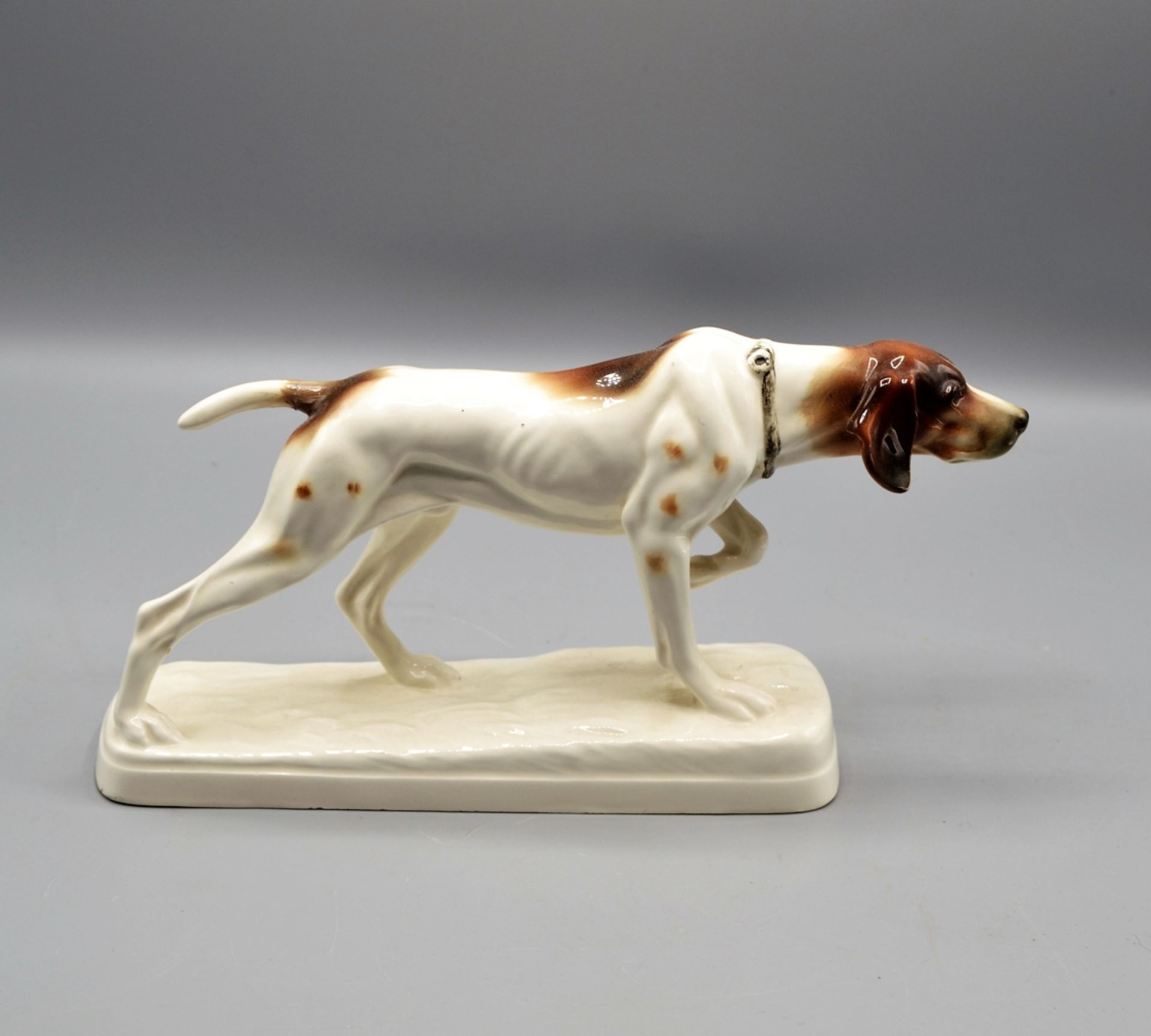 Jagdhund Hund Porzellanfigur 20 Jh., bemalt, Bodenmarke, Schwanz restaurierter Bruch, ca. 35 cm - Bild 2 aus 3