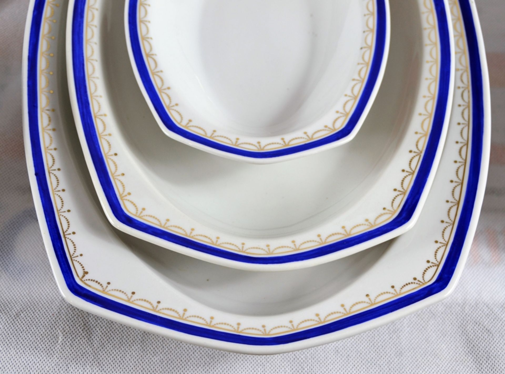 Porzellan Speiseservice blau goldener Rand handbemalt ca. 42 teilig um 1900, 2 Saucieren, 3 Platten - Bild 3 aus 3