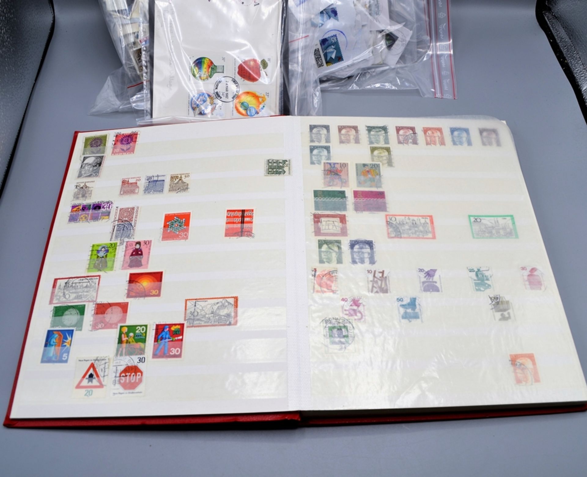 Briefmarkensammlung Briefmarkenkataloge lose Briefmarken, 3 Alben mit Briefmarken Deutschland Welt  - Bild 4 aus 13