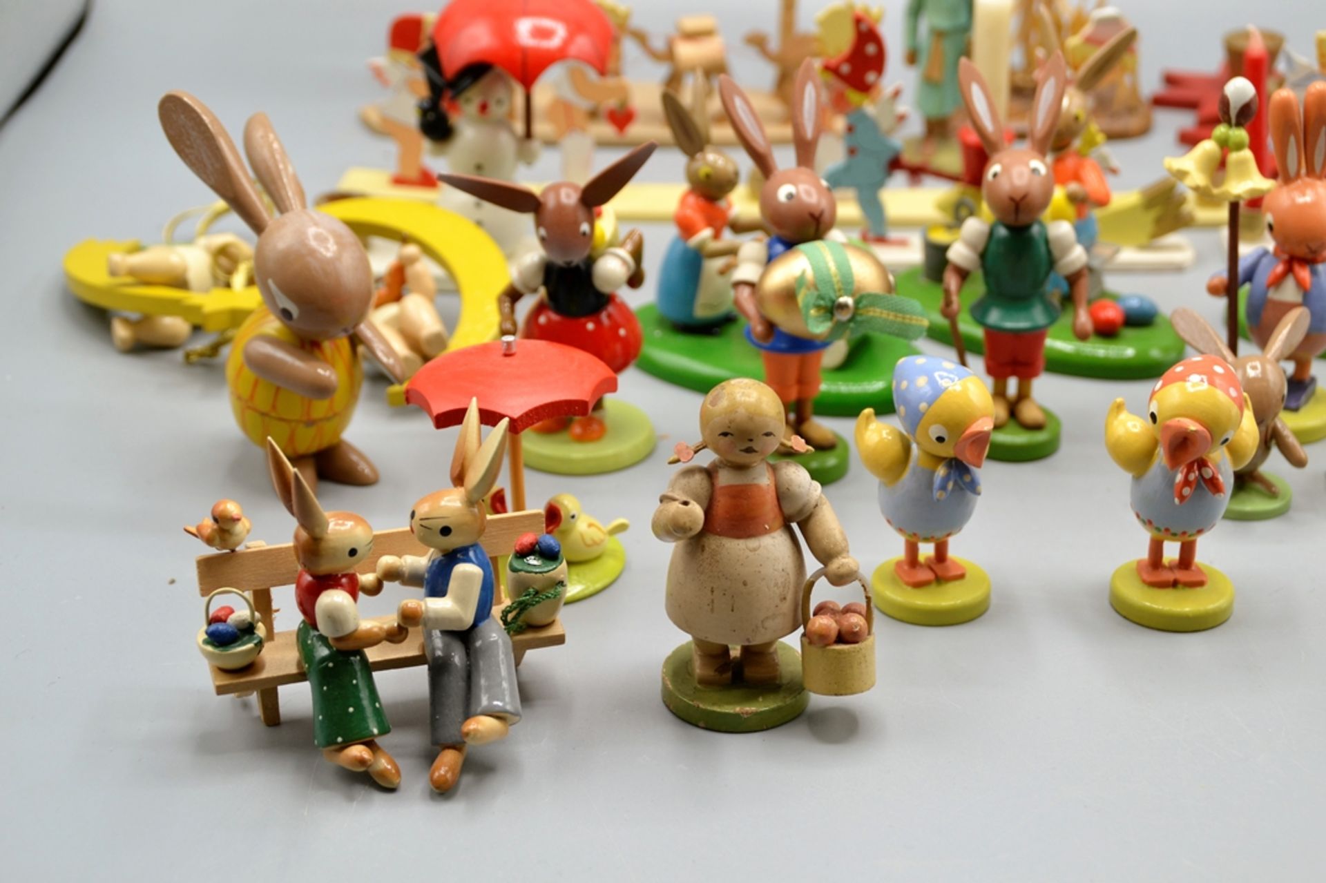 Figuren Erzgebirge Ostern Osterhase Engel etc. ca. 30 Figuren 20 Jh., Holz gedrechselt geschnitzt,  - Bild 2 aus 5