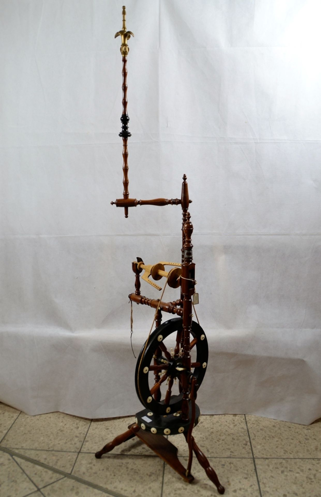 Spinnrad m. Knochenverzierungen 19 Jh., ca. 150 cm, sehr dekorativ, Funktion nicht geprüft