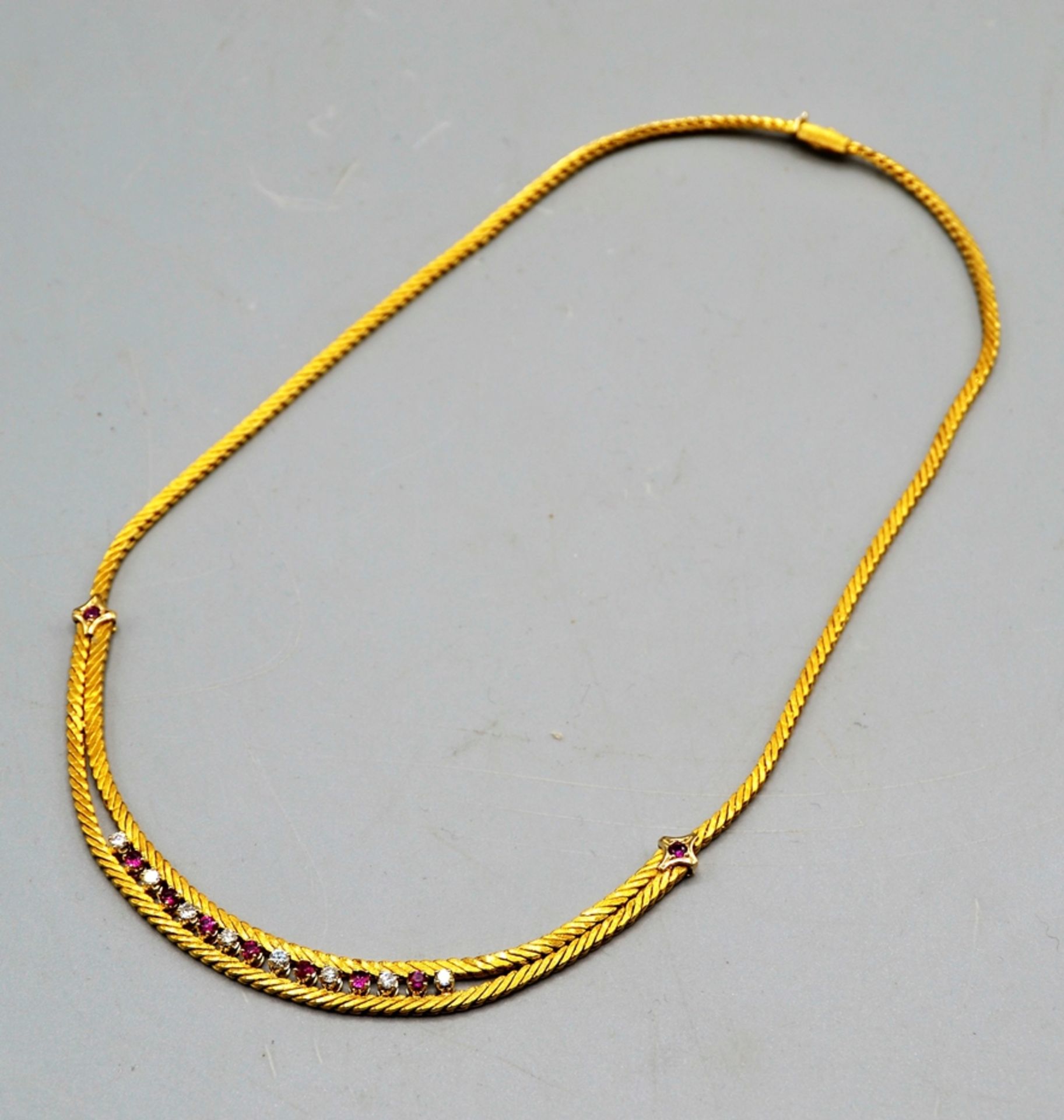 Rubin Brillanten Collier 750 Gold, 9 Rubine, 8 Brillanten, ca. 47 cm, 34,4 g - Bild 3 aus 3