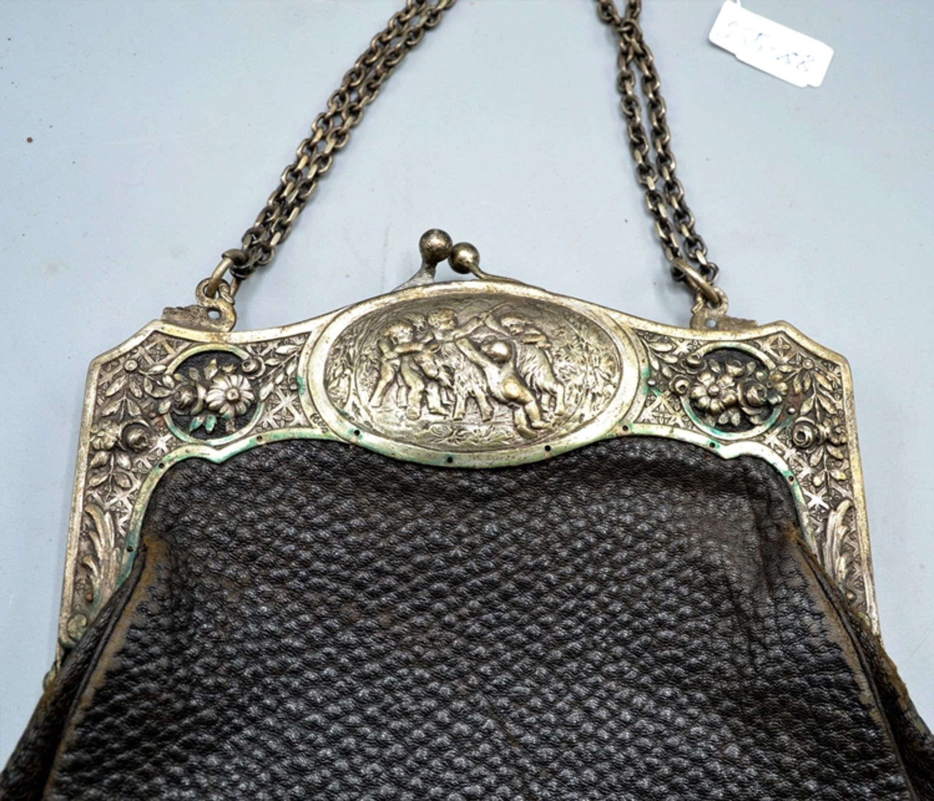 Ledertasche mit 800 Silber Verschluss Puttirelief um 1900, gepunzt - Bild 2 aus 2