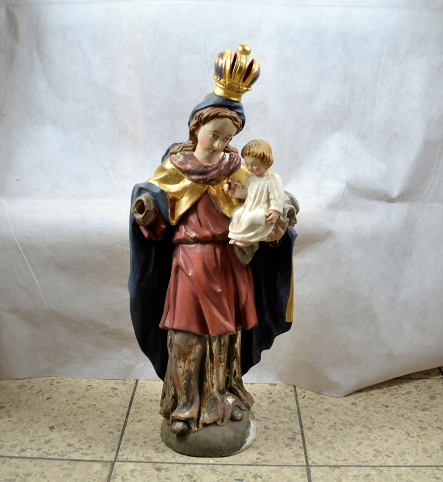 Madonna mit Kind Muttergottes Schnitzfigur ca. 63 cm um 1900, re. Arm fehlt, Mantel mit echter Verg