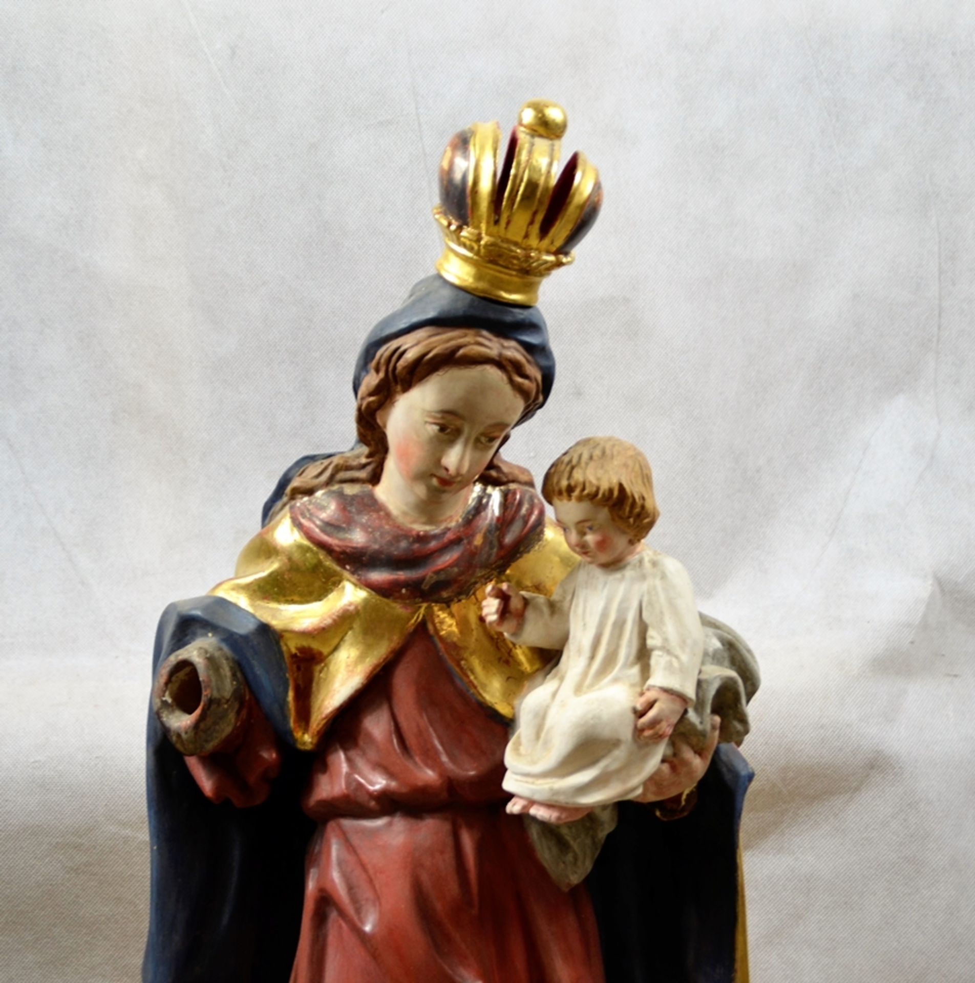 Madonna mit Kind Muttergottes Schnitzfigur ca. 63 cm um 1900, re. Arm fehlt, Mantel mit echter Verg - Bild 2 aus 4