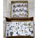 2 Schachteln mit bemalten Zinnsoldaten zu Pferd Ulanen u. anderen Figuren, Ulanen ca. 9 cm, wohl Zi