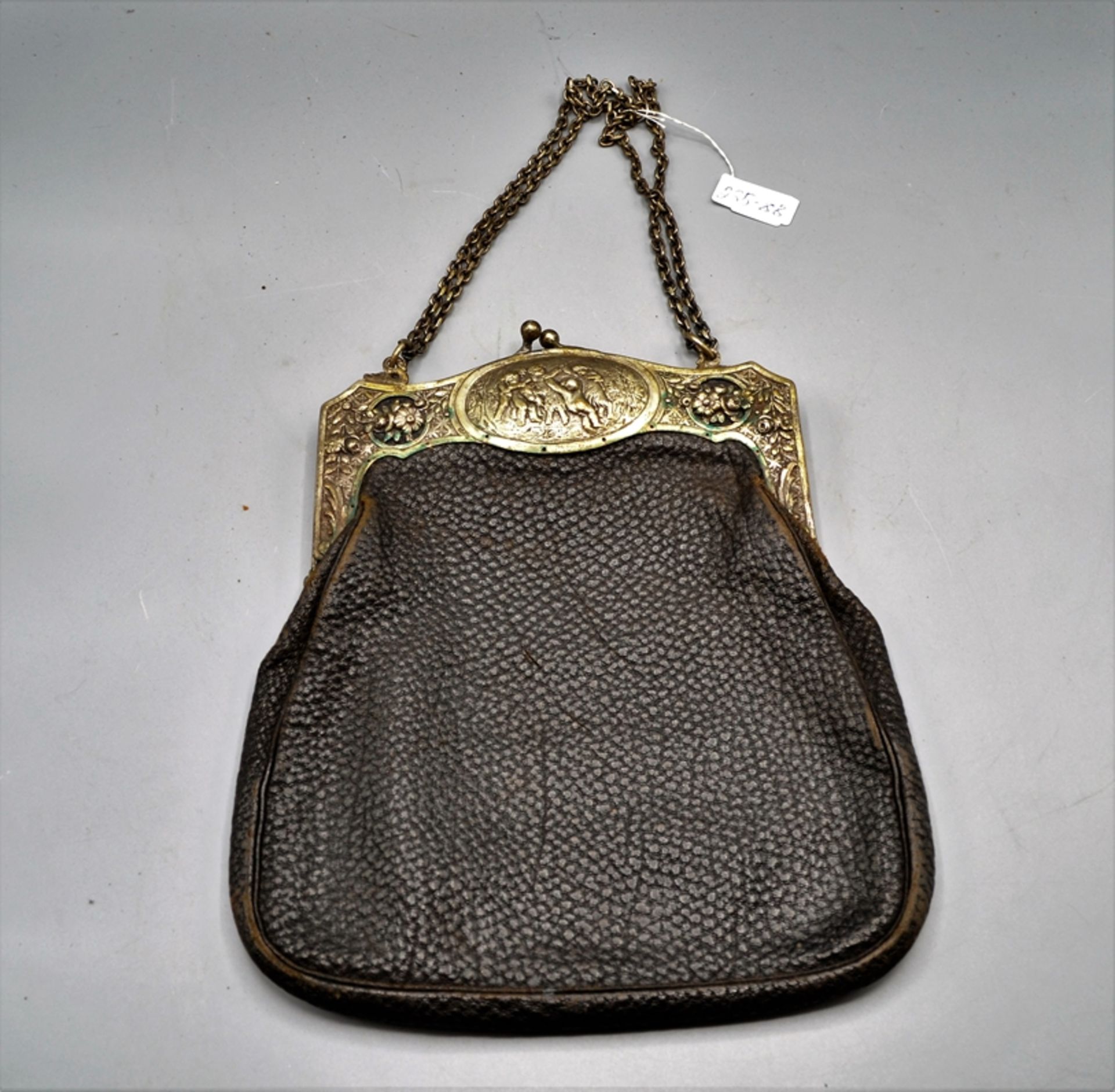 Ledertasche mit 800 Silber Verschluss Puttirelief um 1900, gepunzt