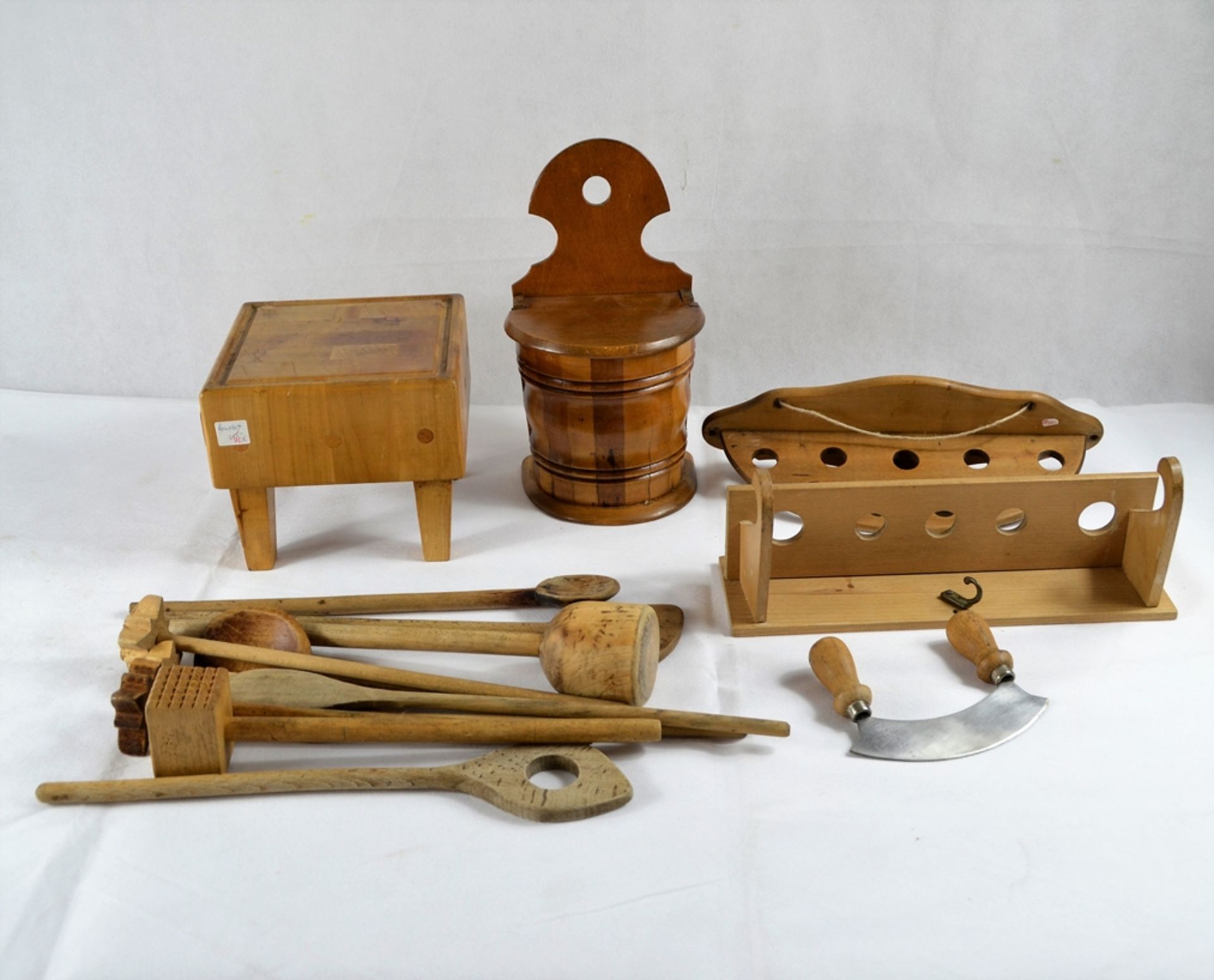 Alte Küchenutensilien Quirl Holz Vorratsbehälter Miniatur Hackstock etc. Konvolut ca. 16 St., massi - Bild 2 aus 2