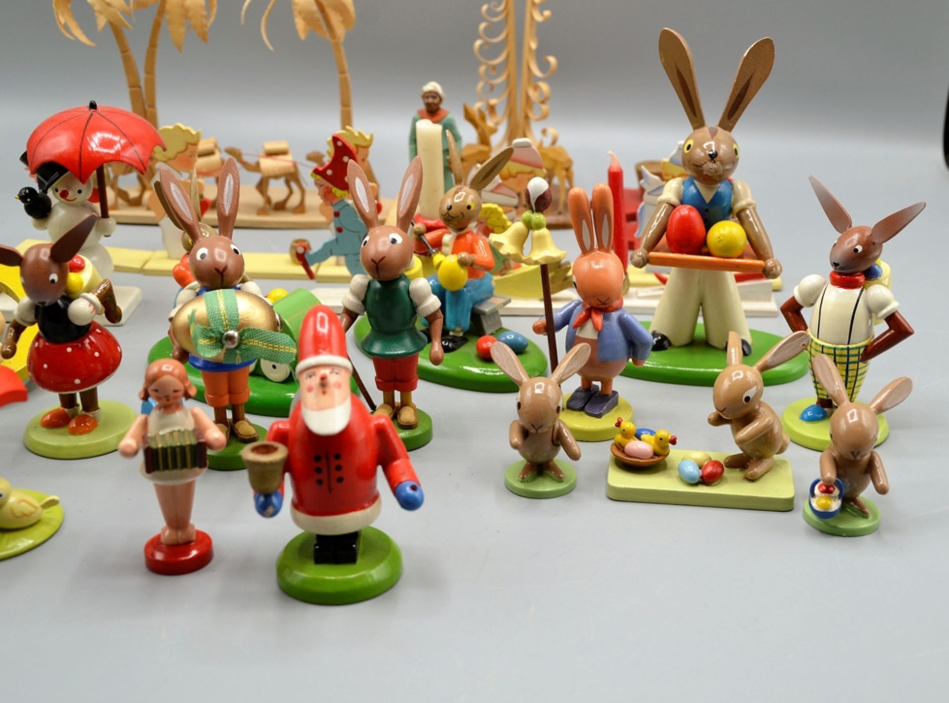 Figuren Erzgebirge Ostern Osterhase Engel etc. ca. 30 Figuren 20 Jh., Holz gedrechselt geschnitzt,  - Bild 3 aus 5