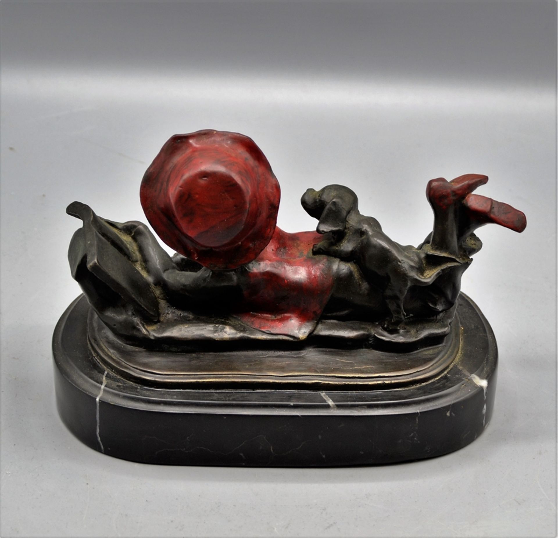 Bronzefigur lesendes Mädchen mit Hund auf Marmorsockel 20 Jhdt., ca. 19 cm, 2,7 kg - Image 2 of 2