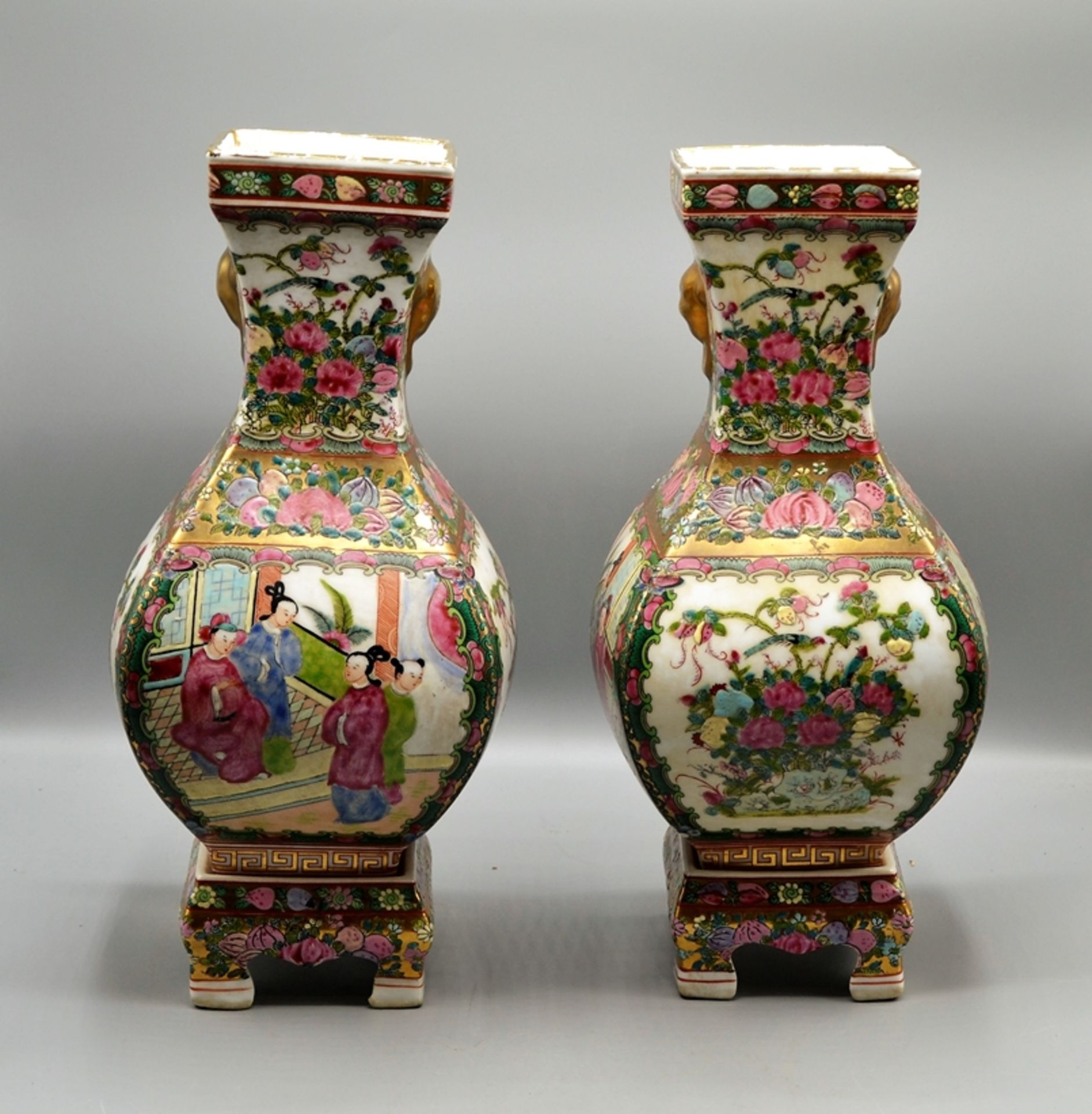 Paar asiatische Vasen Asiatika ca. 35 cm, handbemalt, mit Sockel