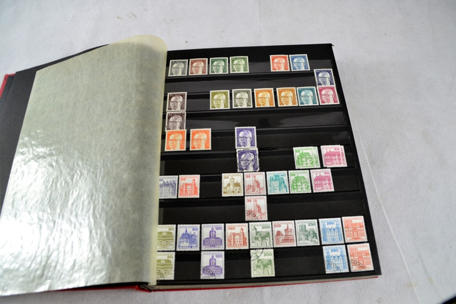 Briefmarkensammlung, Ersttagsbriefe, Maximumkarten, Briefmarkenalbum, 1 Heft mit Jahrgangszusammens - Bild 2 aus 8