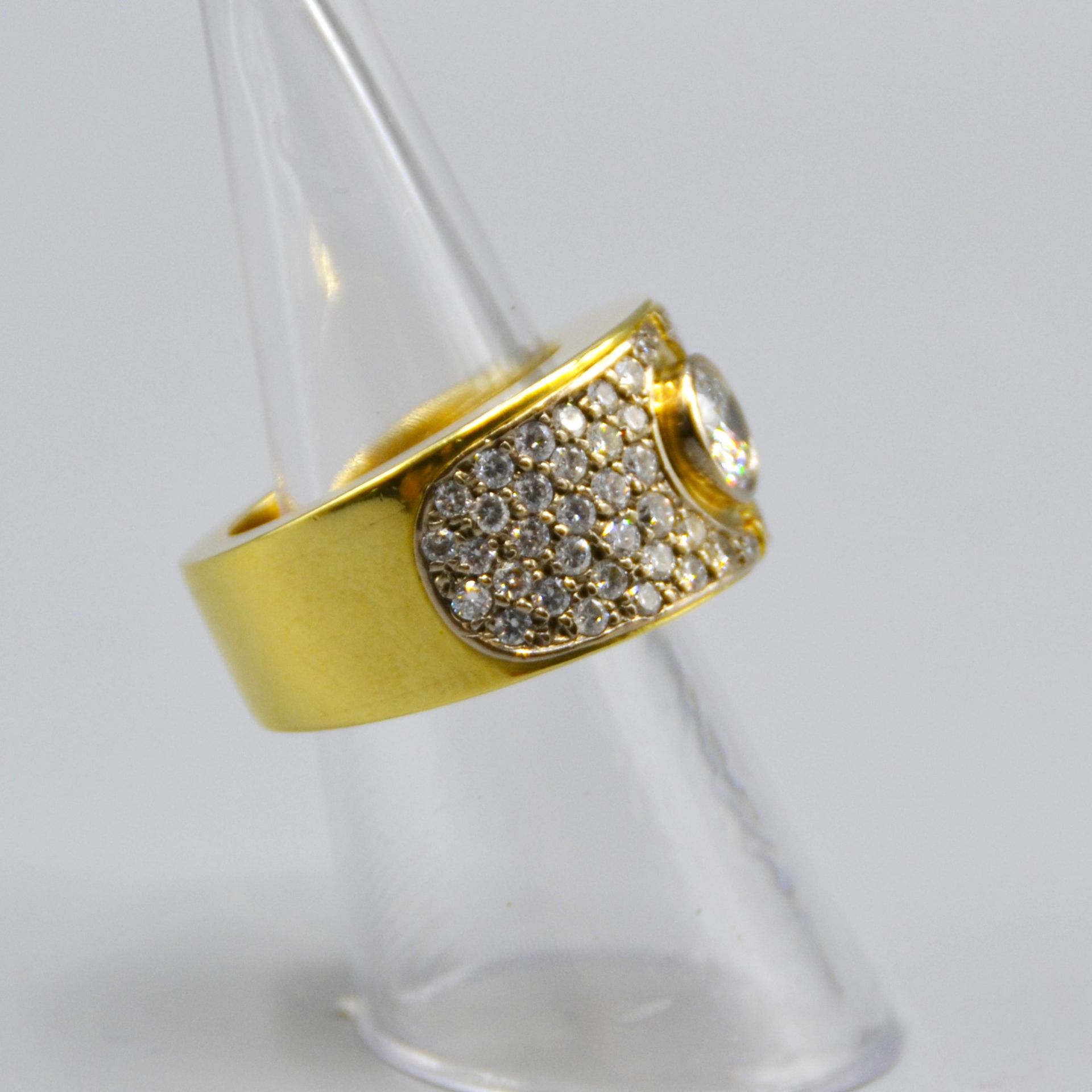 Brillantring mittig ca. 0,9-1 ct. 750 Gold, sehr massive Ringschiene seitlich besetzt mit ca. 66 kl - Image 3 of 6