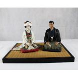 Keramik Figuren Geisha etc. auf Matte Japan 20 Jh., ca. 18 cm