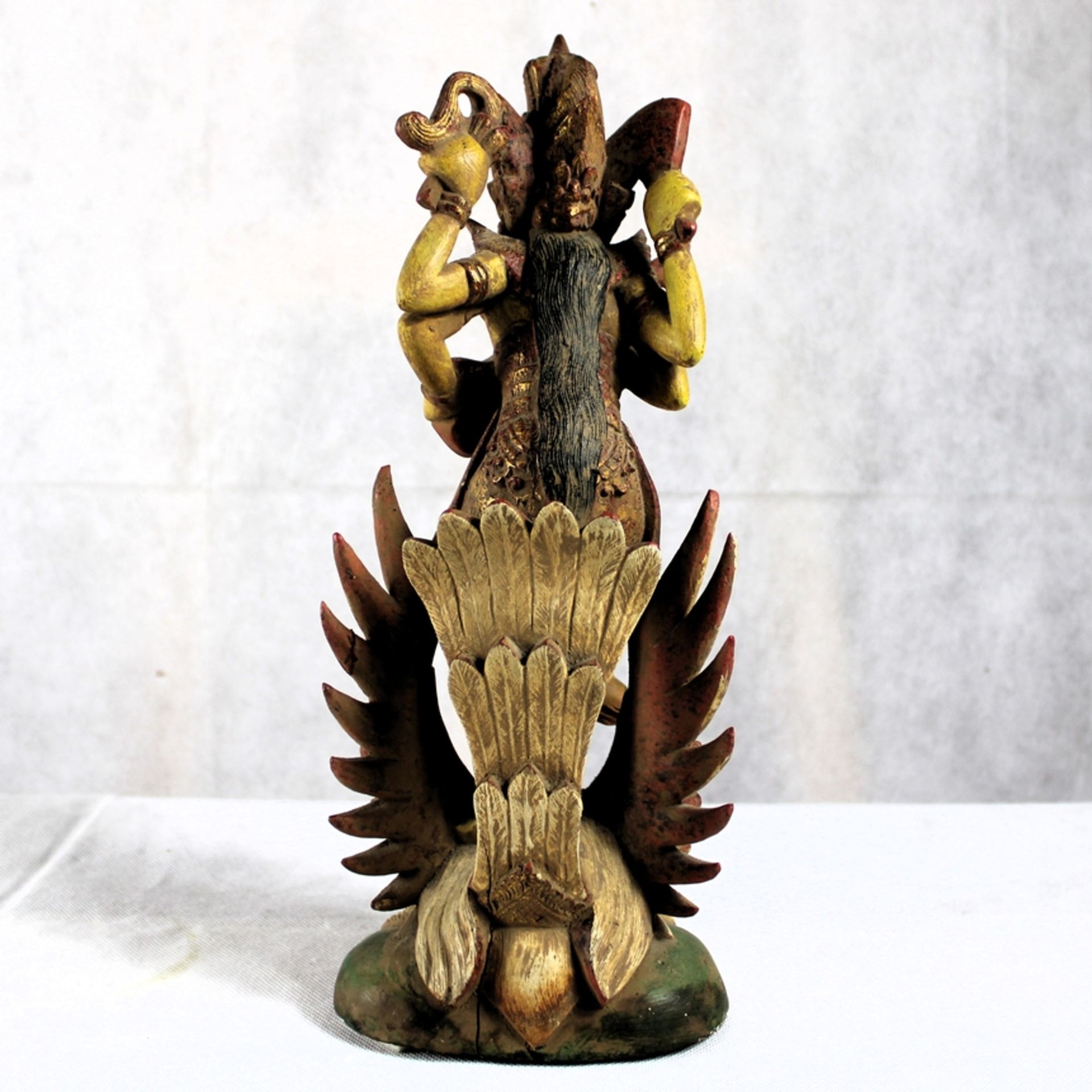 Gottheit Sarasvati Schnitzfigur Indien 19/20 Jh., ca. 30 cm, 1 Flügelspitze geklebt - Image 2 of 2
