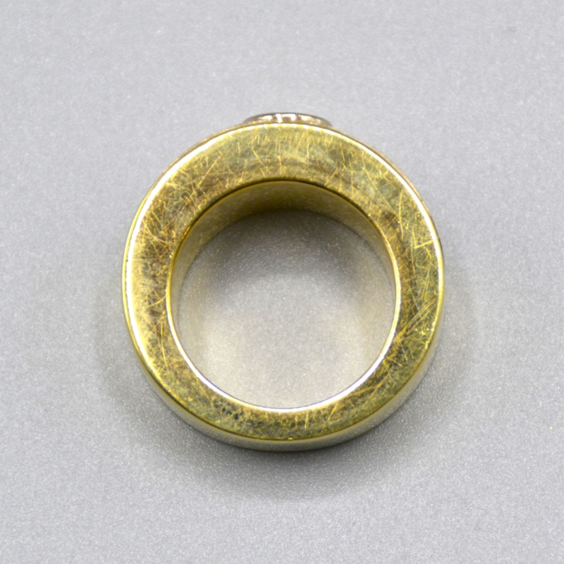 Brillantring mittig ca. 0,9-1 ct. 750 Gold, sehr massive Ringschiene seitlich besetzt mit ca. 66 kl - Image 4 of 6