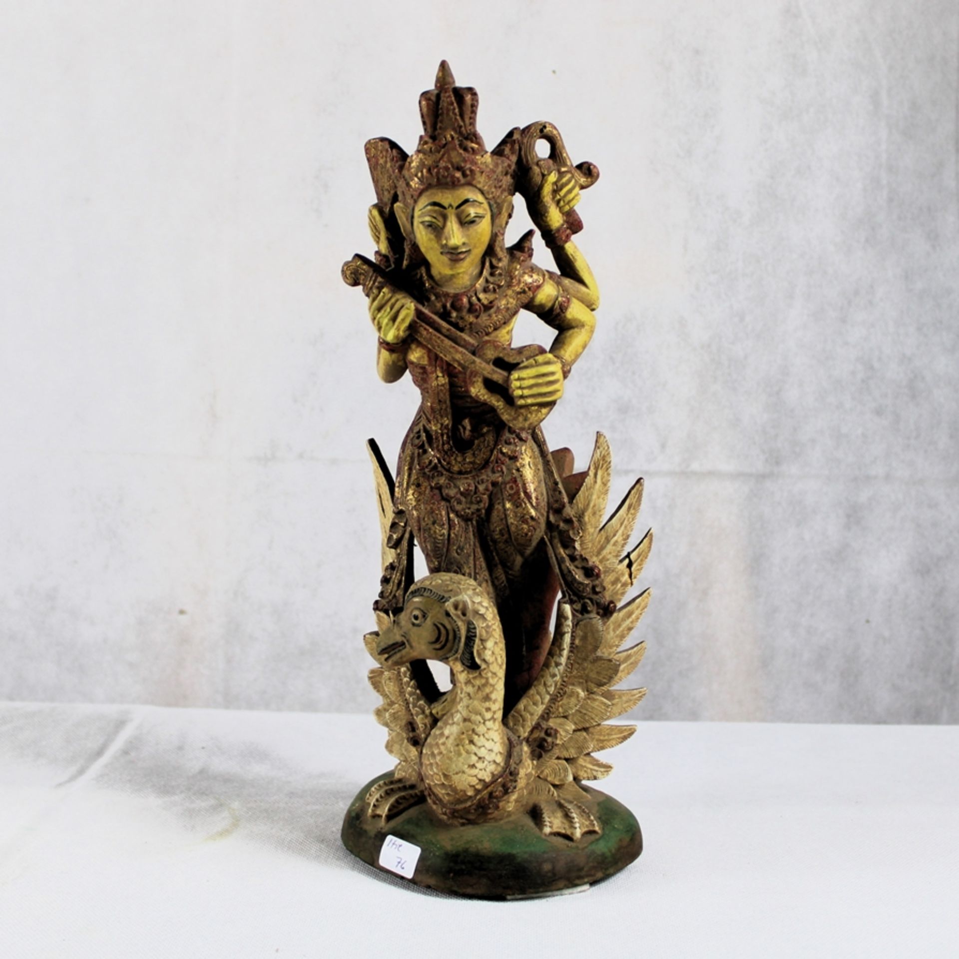 Gottheit Sarasvati Schnitzfigur Indien 19/20 Jh., ca. 30 cm, 1 Flügelspitze geklebt