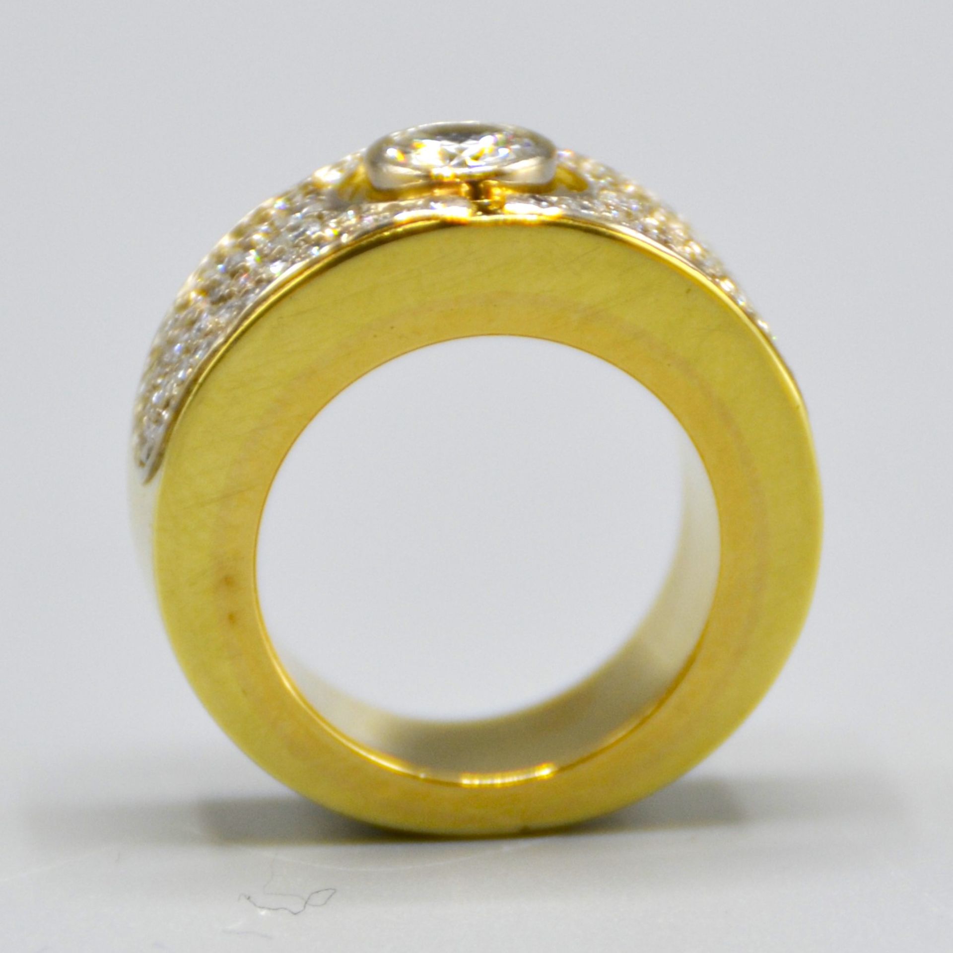 Brillantring mittig ca. 0,9-1 ct. 750 Gold, sehr massive Ringschiene seitlich besetzt mit ca. 66 kl - Image 6 of 6