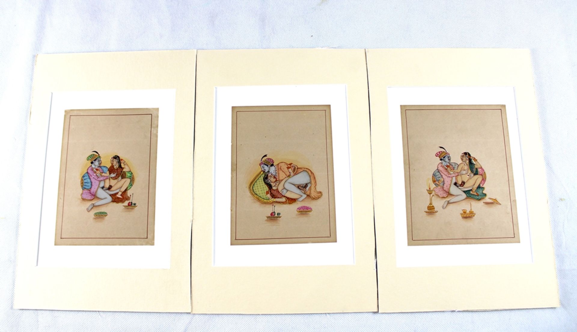 3 Miniaturmalereien Indien erotische Darstellungen 20 Jh., ca. 30 x 19,7 cm (mit Passepartout)