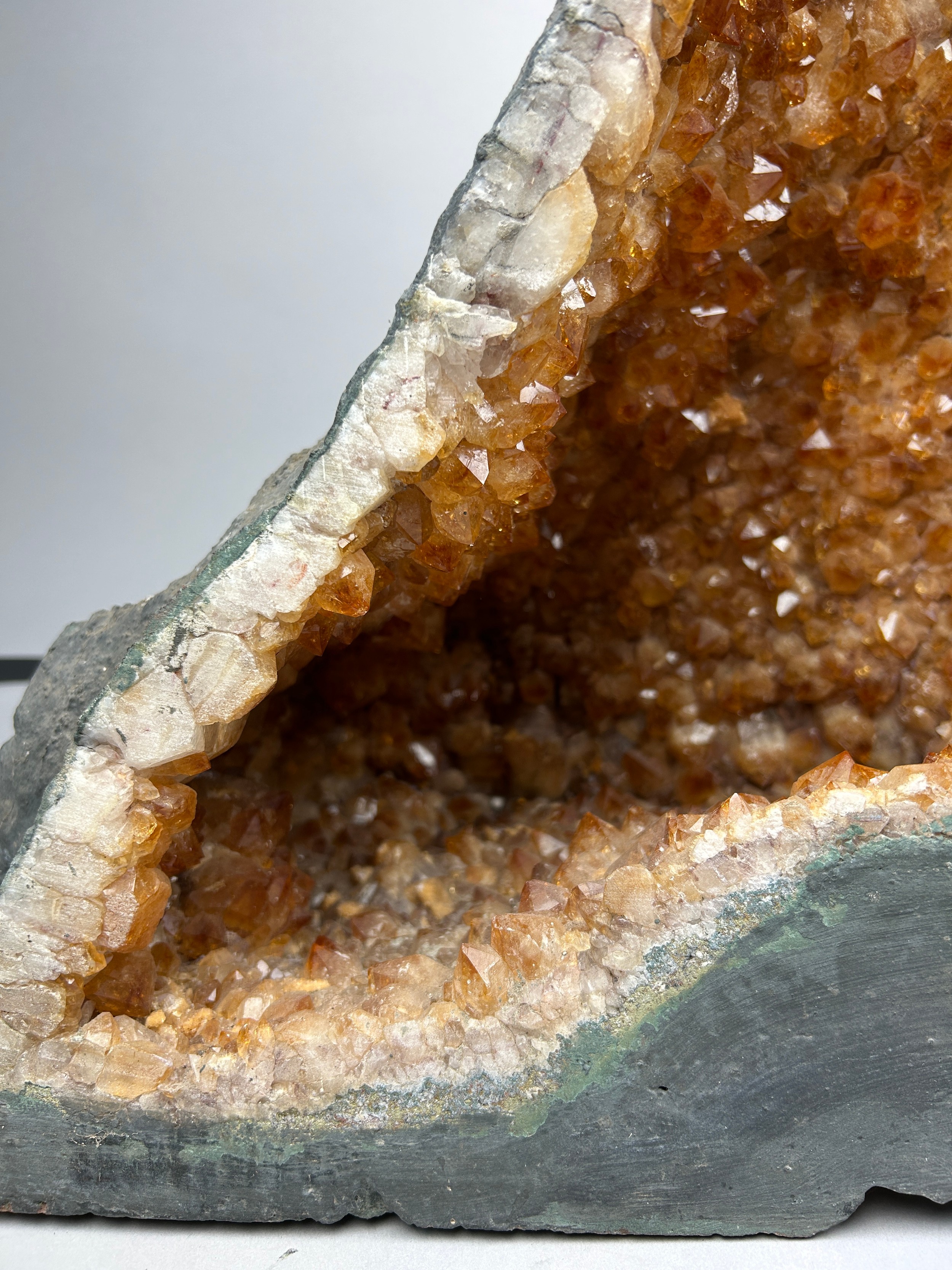 A LARGE CITRINE AMETHYST GEODE 'CATHEDRAL' 59cm x 57cm - Image 4 of 4