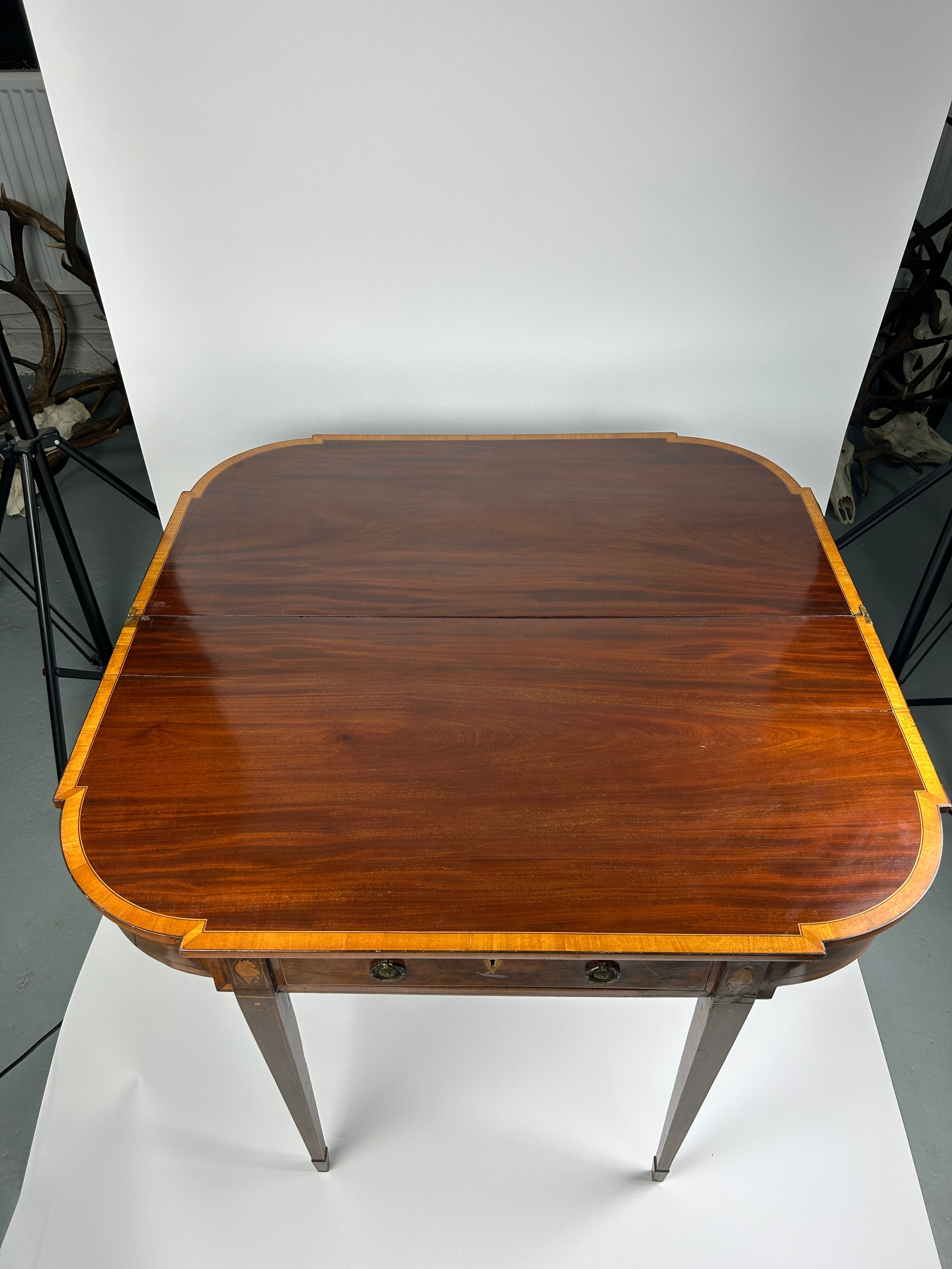 A SHERATON DESIGN GEORGE III TEA TABLE, late 18th century rosewood cross banded with satinwood shell - Image 2 of 7