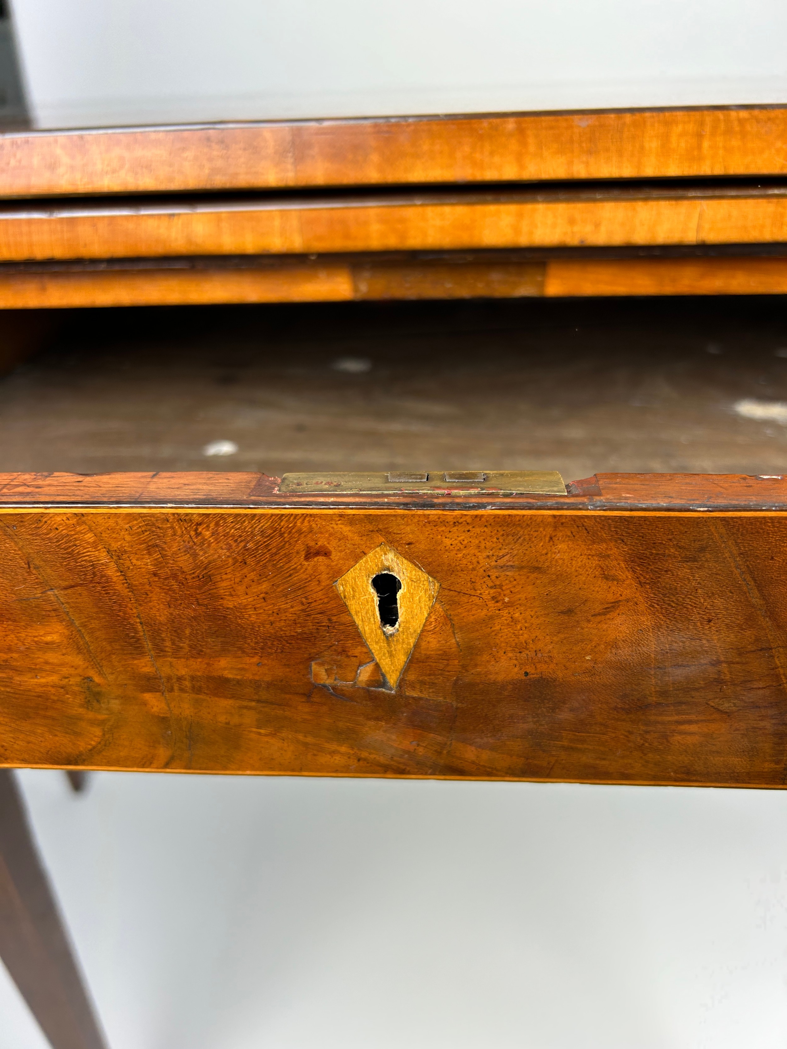 A SHERATON DESIGN GEORGE III TEA TABLE, late 18th century rosewood cross banded with satinwood shell - Image 7 of 7