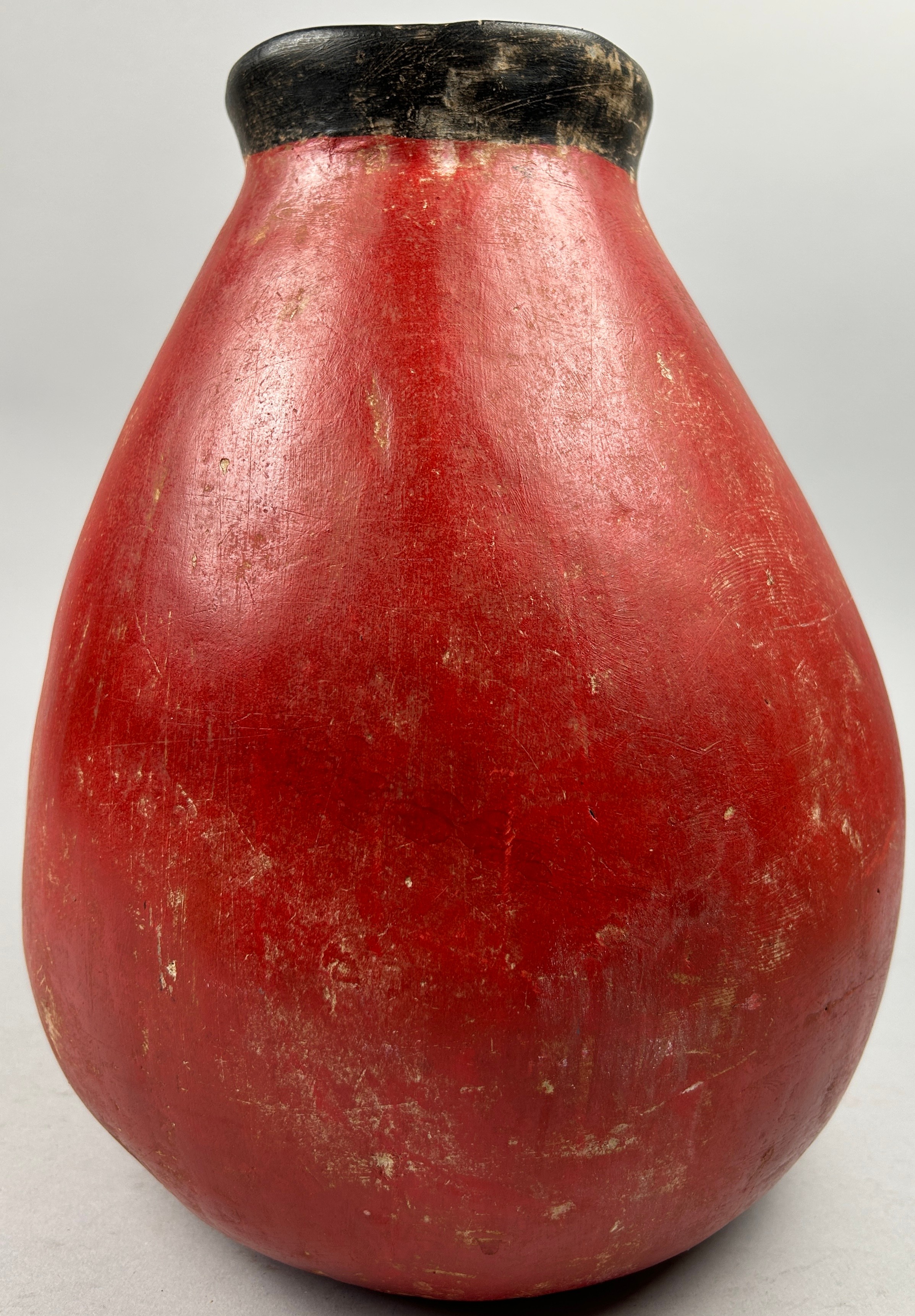 A PRE-COLUMBIAN STYLE JUG, modern after the antique with vivid red earthenware glaze and figure of a - Image 4 of 4