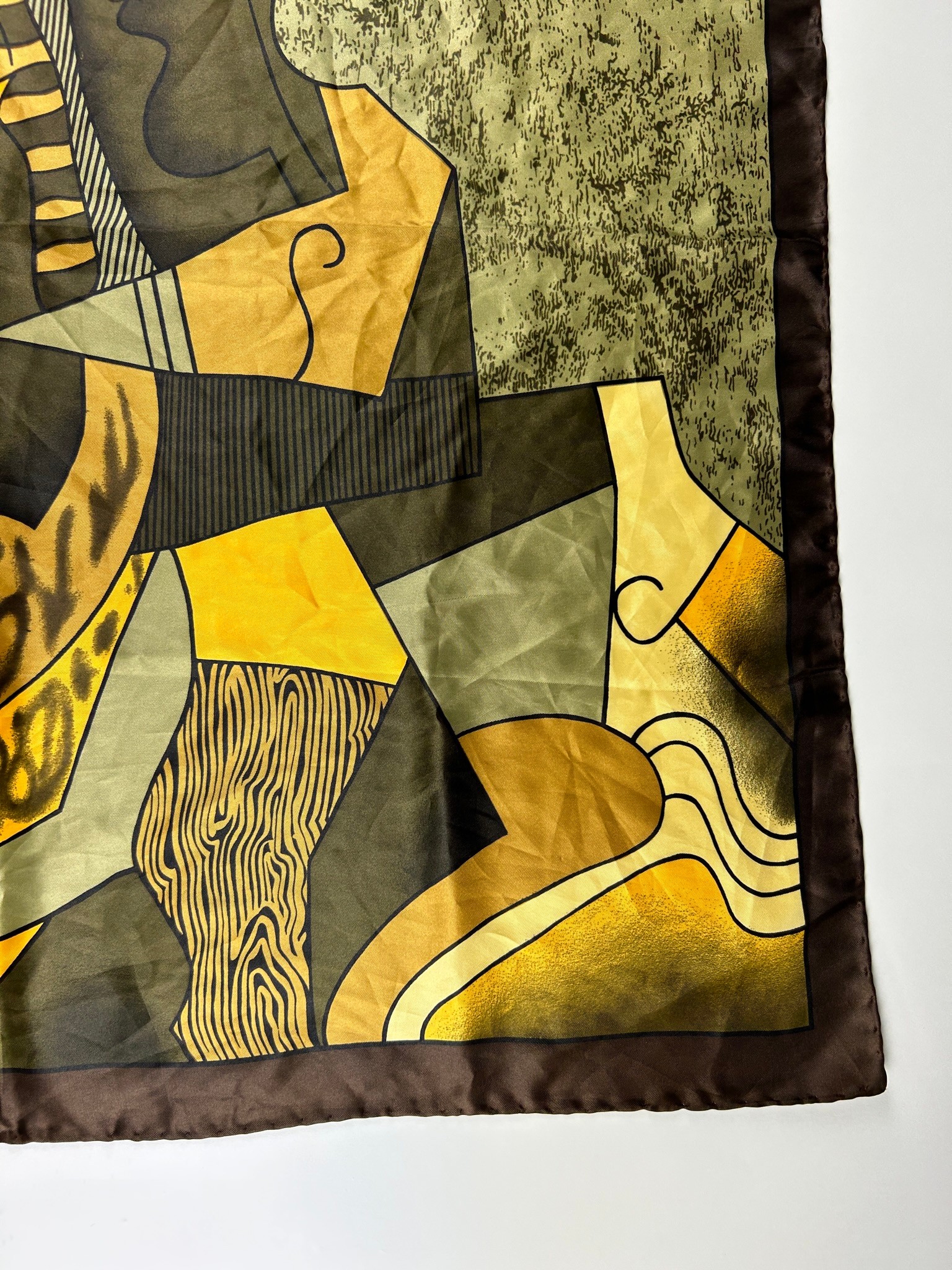 A VINTAGE PABLO PICASSO DESIGN SILK SCARF, cubist design 85cm x 85cm Very good condition. - Image 4 of 5