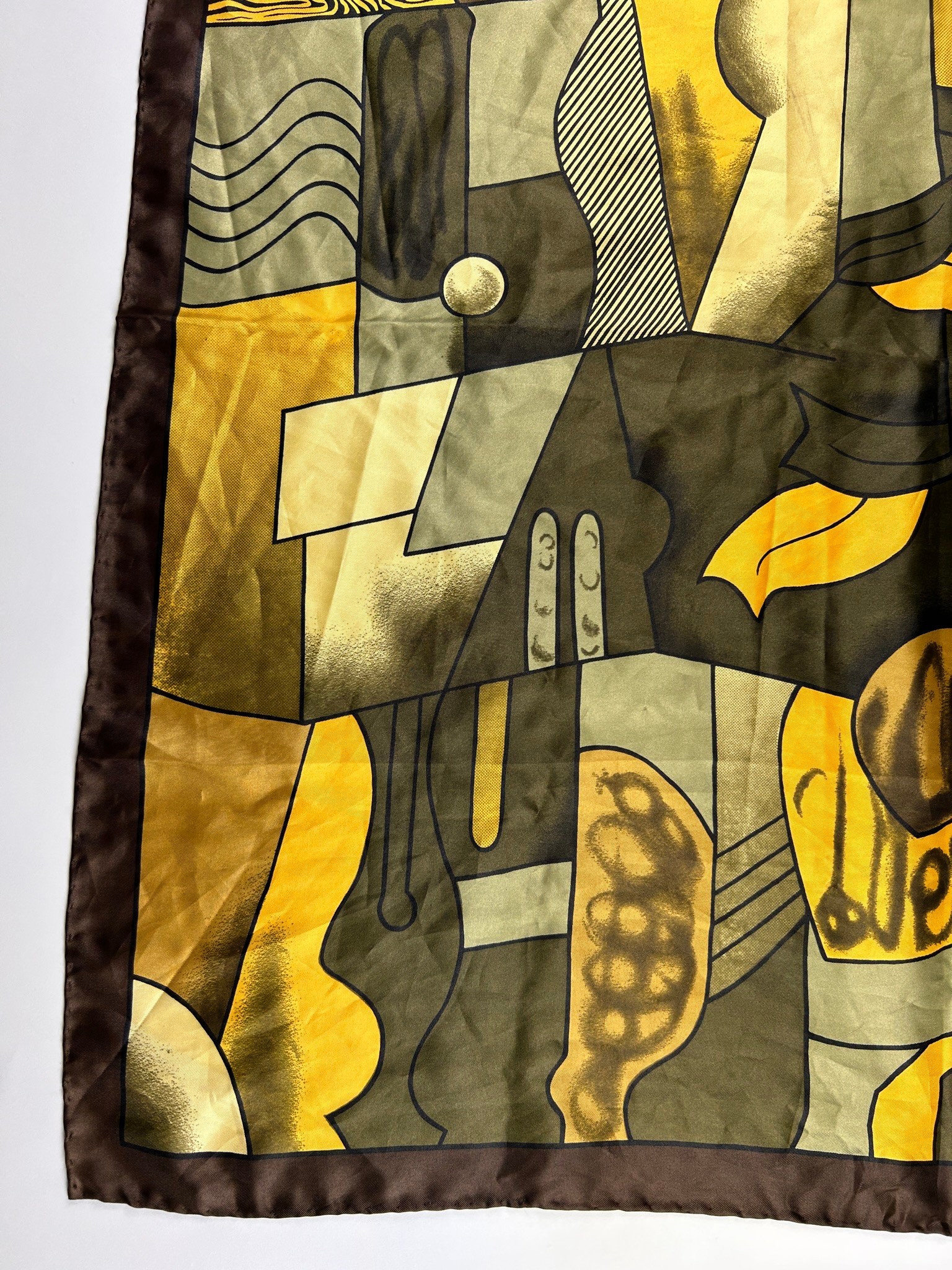 A VINTAGE PABLO PICASSO DESIGN SILK SCARF, cubist design 85cm x 85cm Very good condition. - Image 3 of 5