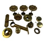 A COLLECTION OF BRASS HANDLES AND DOORKNOBS (QTY)