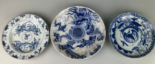 A GROUP OF THREE 19TH CENTURY CHINESE EXPORT PORCELAIN BLUE AND WHITE PLATES (3)