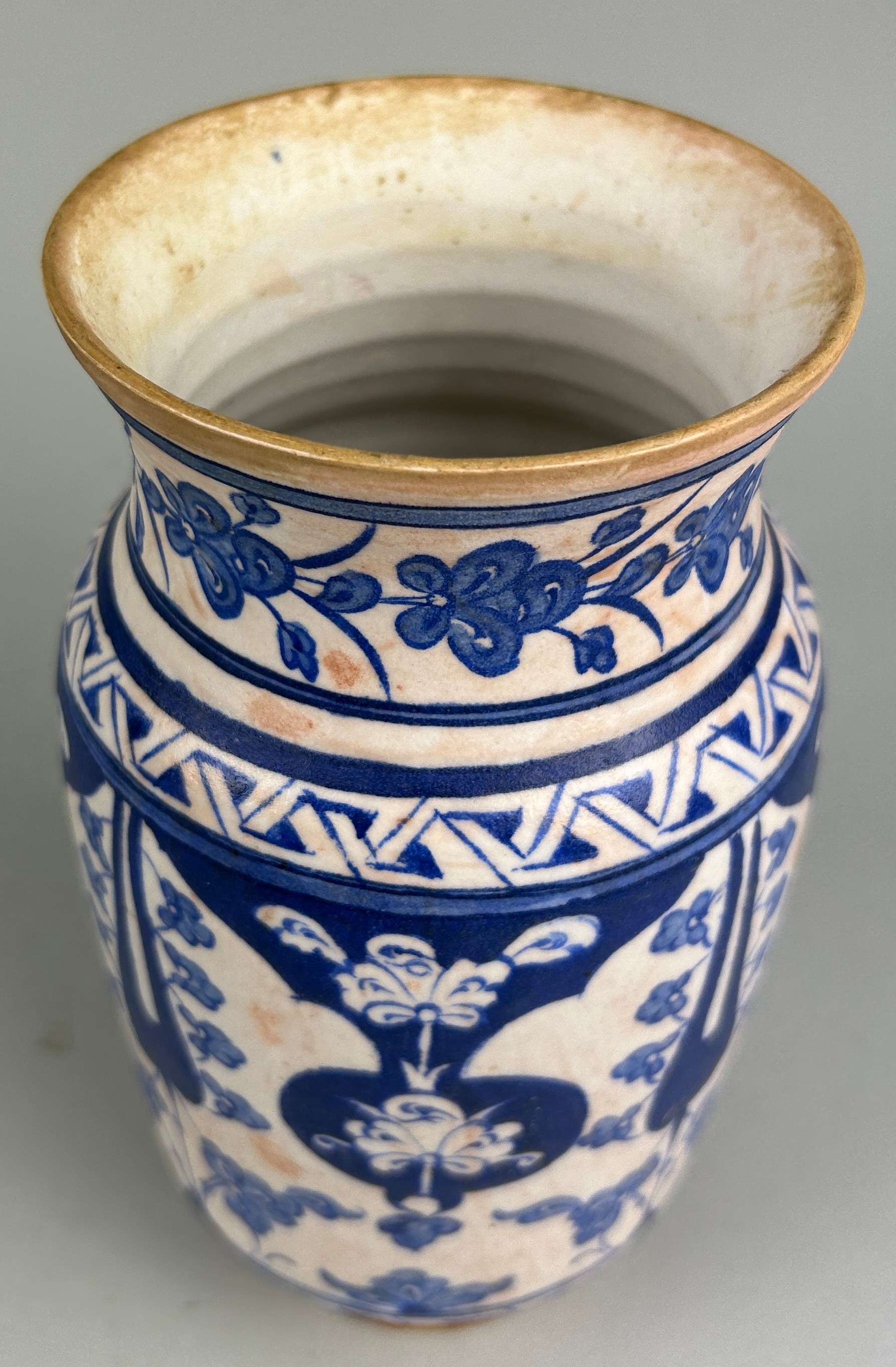 AN ISLAMIC PHARMACY JAR BLUE AND WHITE PAINTED WITH FLOWERS, 21cm in height - Image 2 of 4
