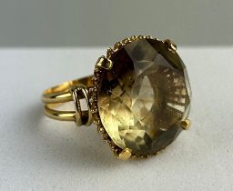 A 15CT GOLD RING SET WITH A LARGE CITRINE, Weight: 9.3gms