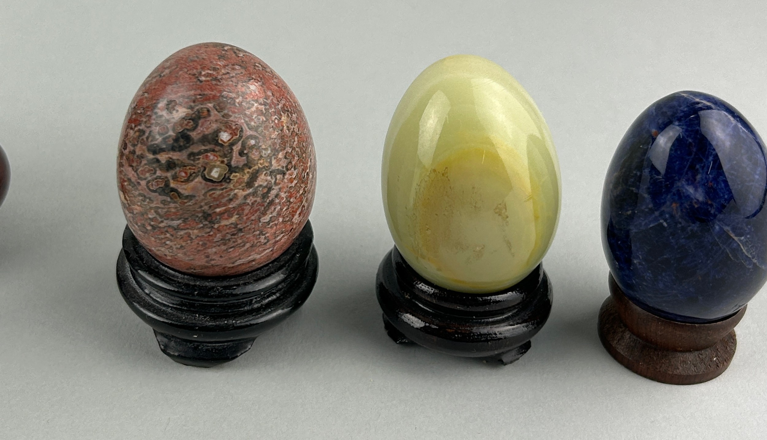 A GROUP OF STONE AND CLOISSONE EGGS ON STANDS (10) - Image 5 of 5