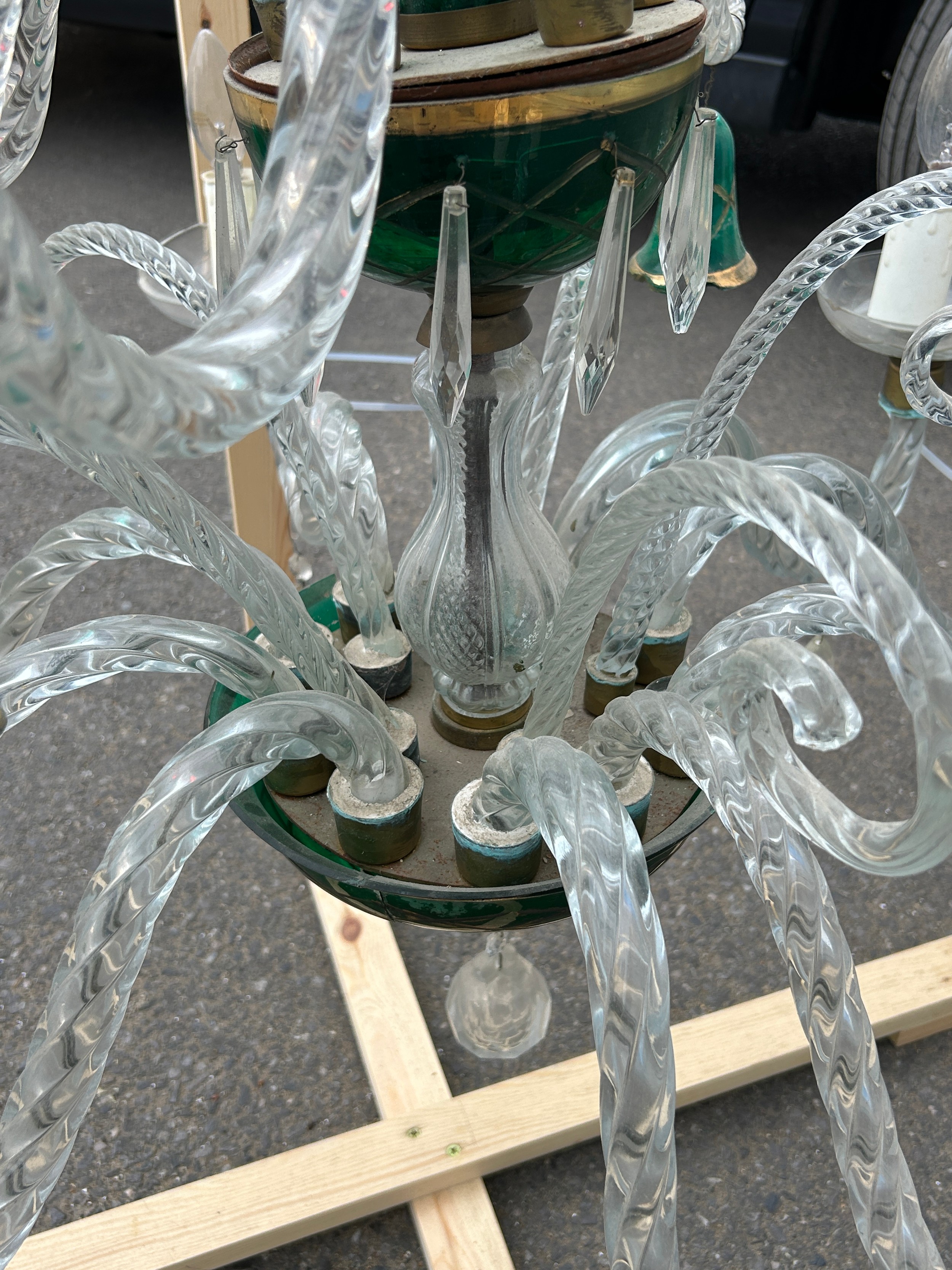 A BOHEMIAN GREEN CRYSTAL AND MURANO GLASS TWELVE ARM CHANDELIER, With damages. 85cm drop - Image 6 of 7