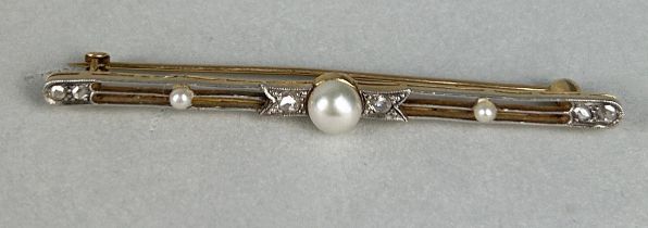 A 9CT GOLD BROOCH WITH A SEED PEARL