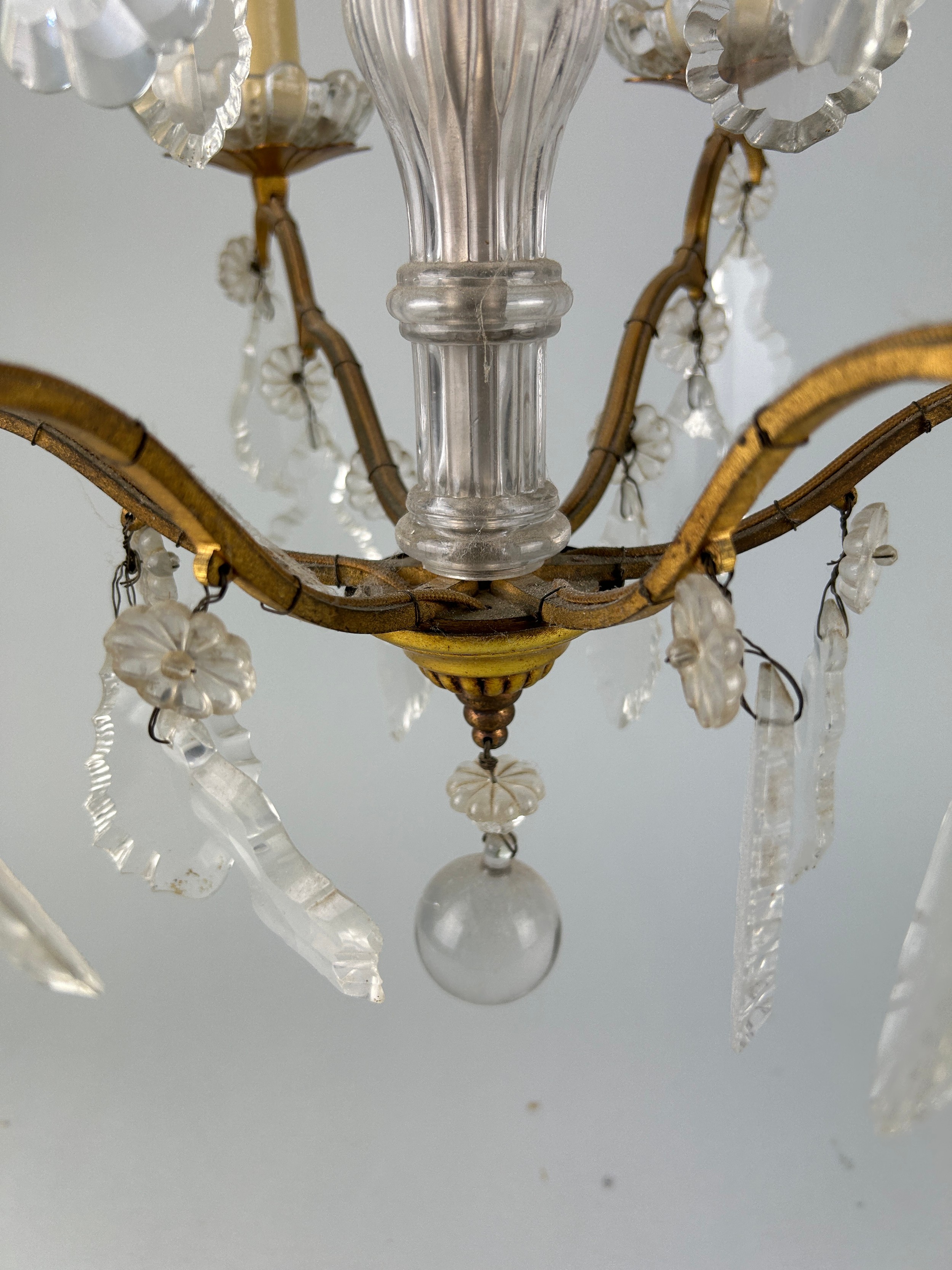 A SMALL BRASS AND GLASS CHANDELIER WITH CRYSTAL DROPS, - Image 4 of 4