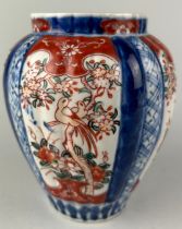 AN EARLY 19TH CENTURY JAPANESE VASE EDO PERIOD (1603-1867) Painted in the Imari palette with birds